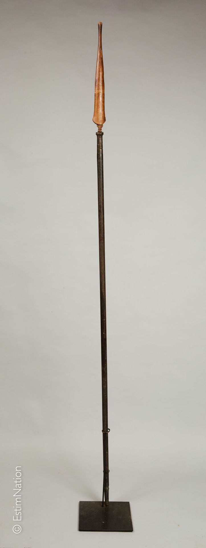 BORNEO - Dayak 波尔尼奥-大亚克



长枪及其刀鞘，采用异国情调的木头和金属环。

有黑色金属底座。



总高度：208厘米 - 直径：2.5&hellip;