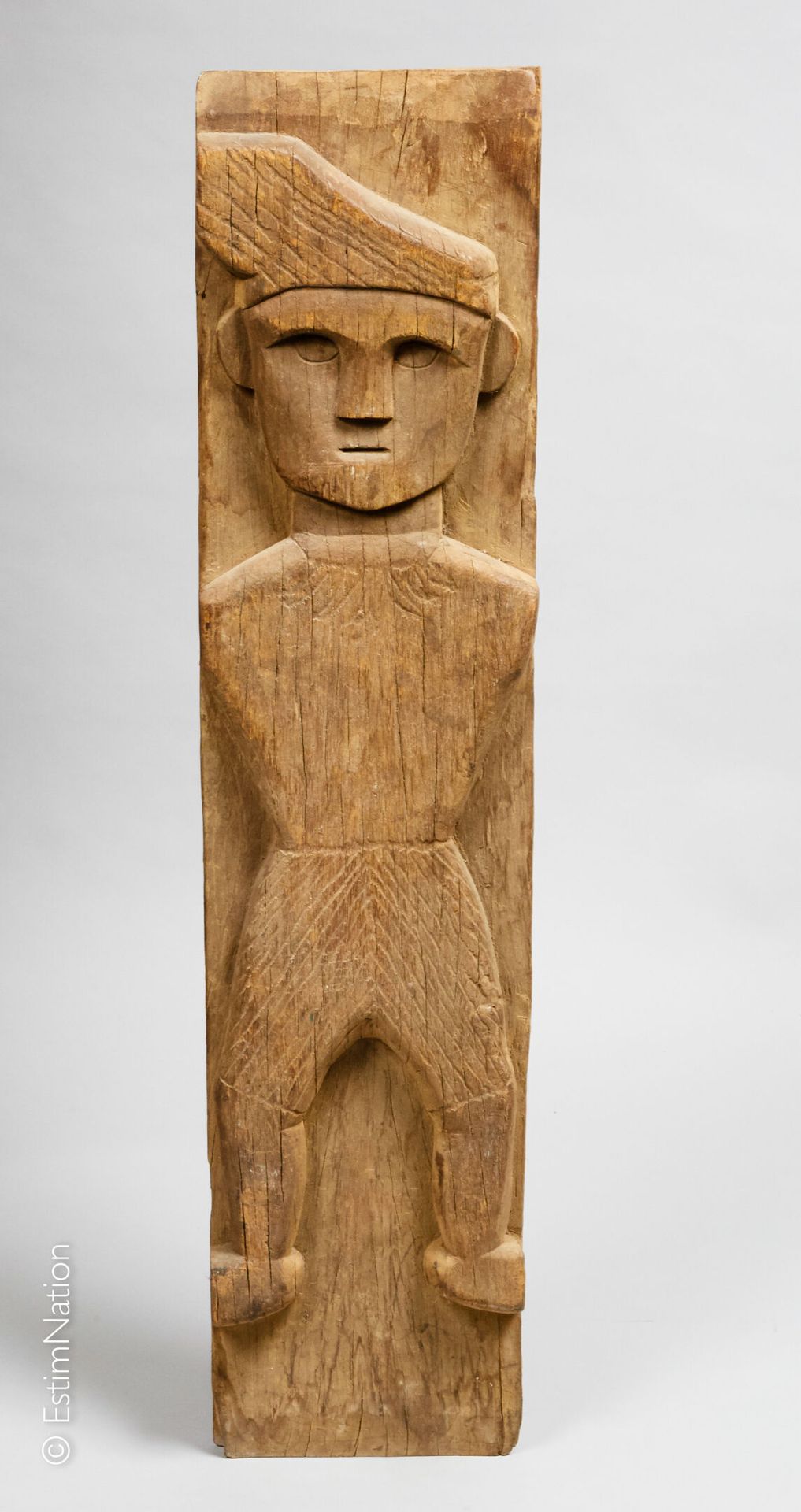 INDONESIE, JAVA 印度尼西亚，爪哇



木雕装饰板，上面有浮雕装饰，一个戴着头饰、胸饰和腰带的男人。



高度：94厘米 - 宽度：22厘米
&hellip;