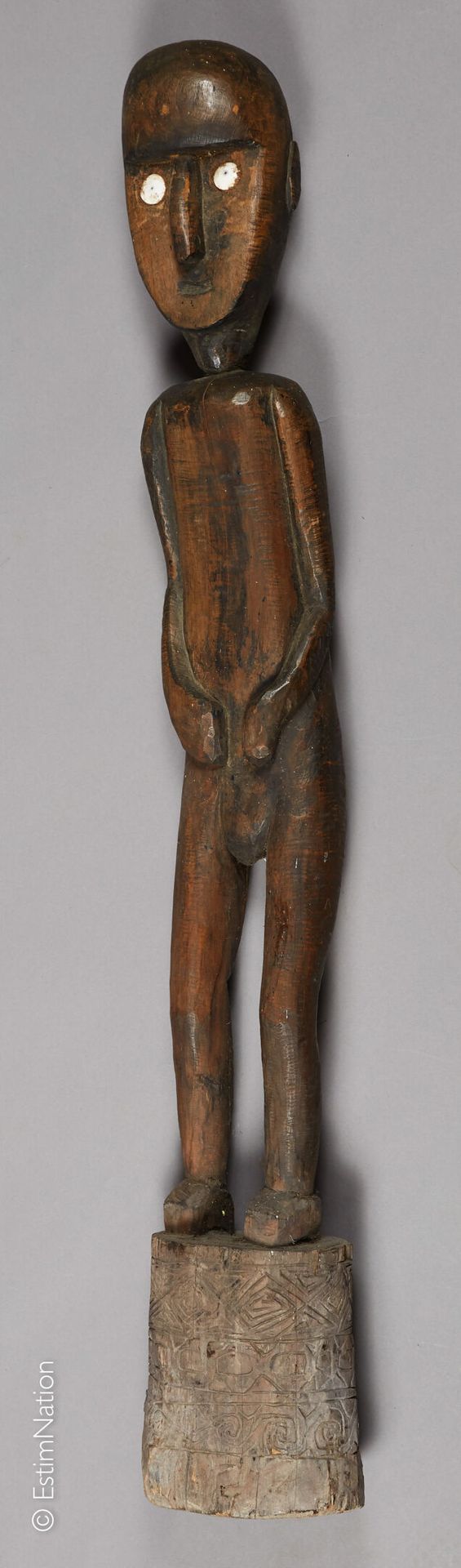 TIMOR 钛合金



异国情调的木雕陶俑，双手放在腹部，眼睛上有贝壳装饰，靠在有几何图案的底座上。



高度 : 124 cm - 宽度 : 15 cm &hellip;