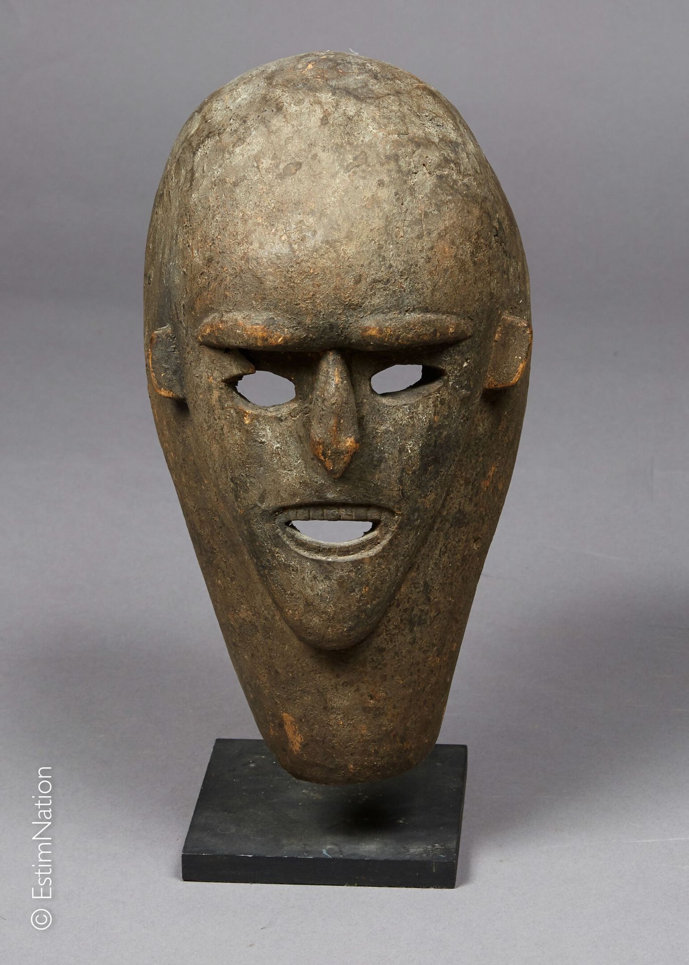 TIMOR 钛合金



用天然颜料雕刻的木制面具，显示出一张张开的嘴脸



主题高度：35厘米 - 宽度：19厘米 - 深度：15厘米 

基地



(竞&hellip;