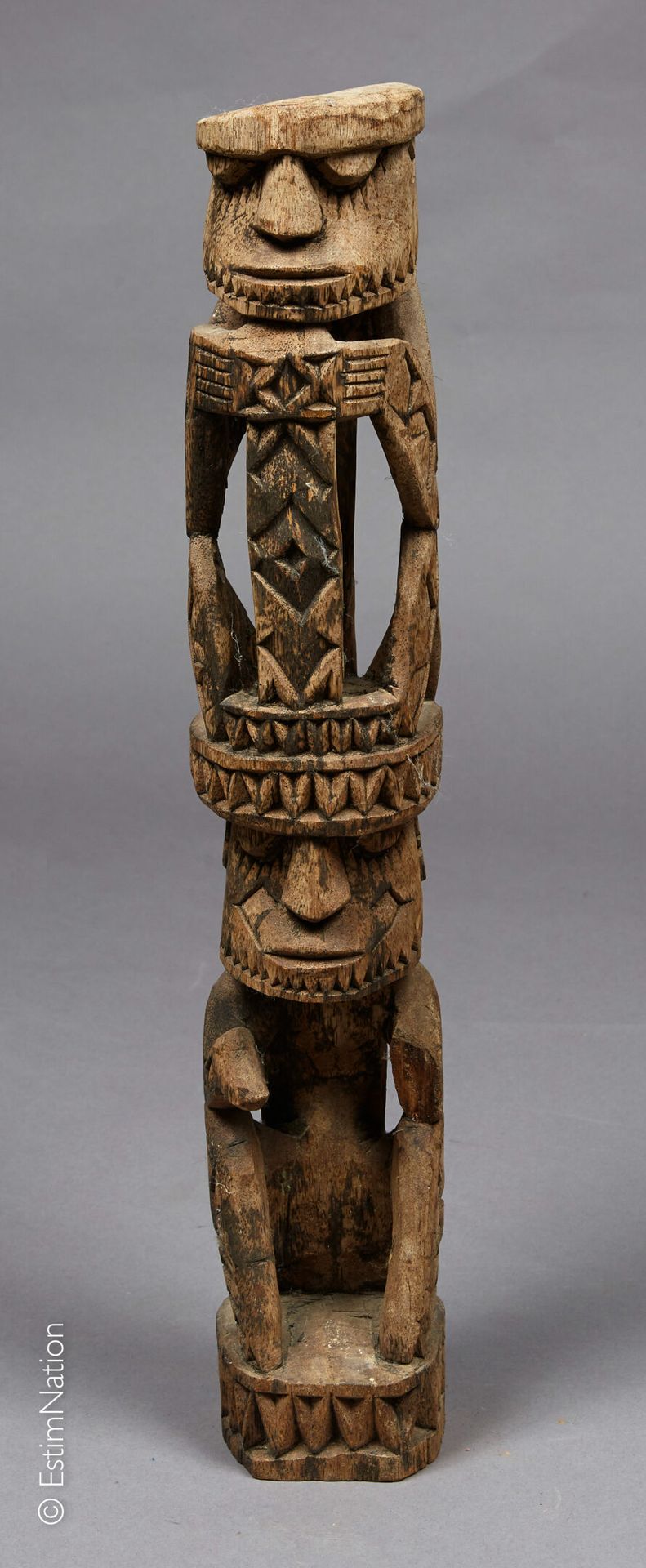 NOUVELLE IRLANDE - MALAGAN New Ireland - Malagan



雕刻、镌刻和抛光的木制主题，代表两个蹲着的祖先形象。

&hellip;