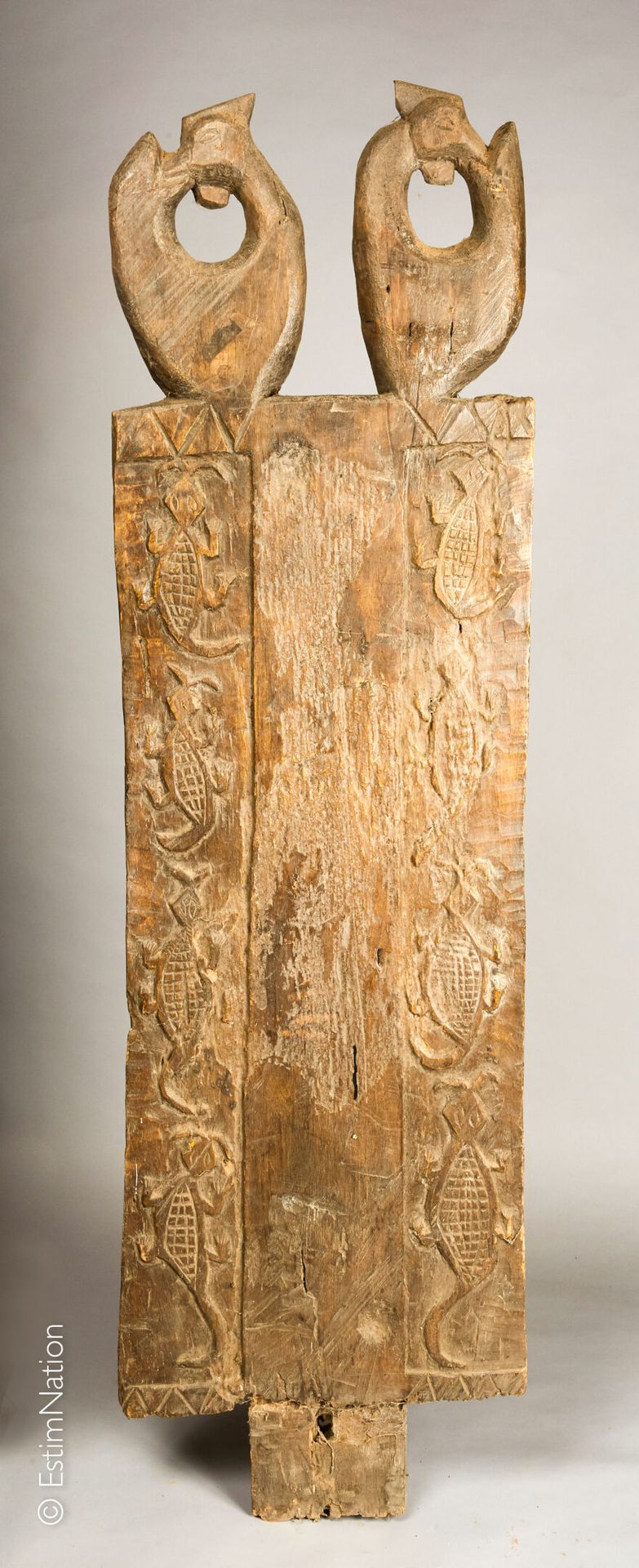 TIMOR 钛合金



雕刻的木门，上部装饰有两只被驯养的五爪金龙和浮雕的鳄鱼图案的门楣



高度：169厘米 - 宽度：45.5厘米

(磨损和虫洞) 
&hellip;