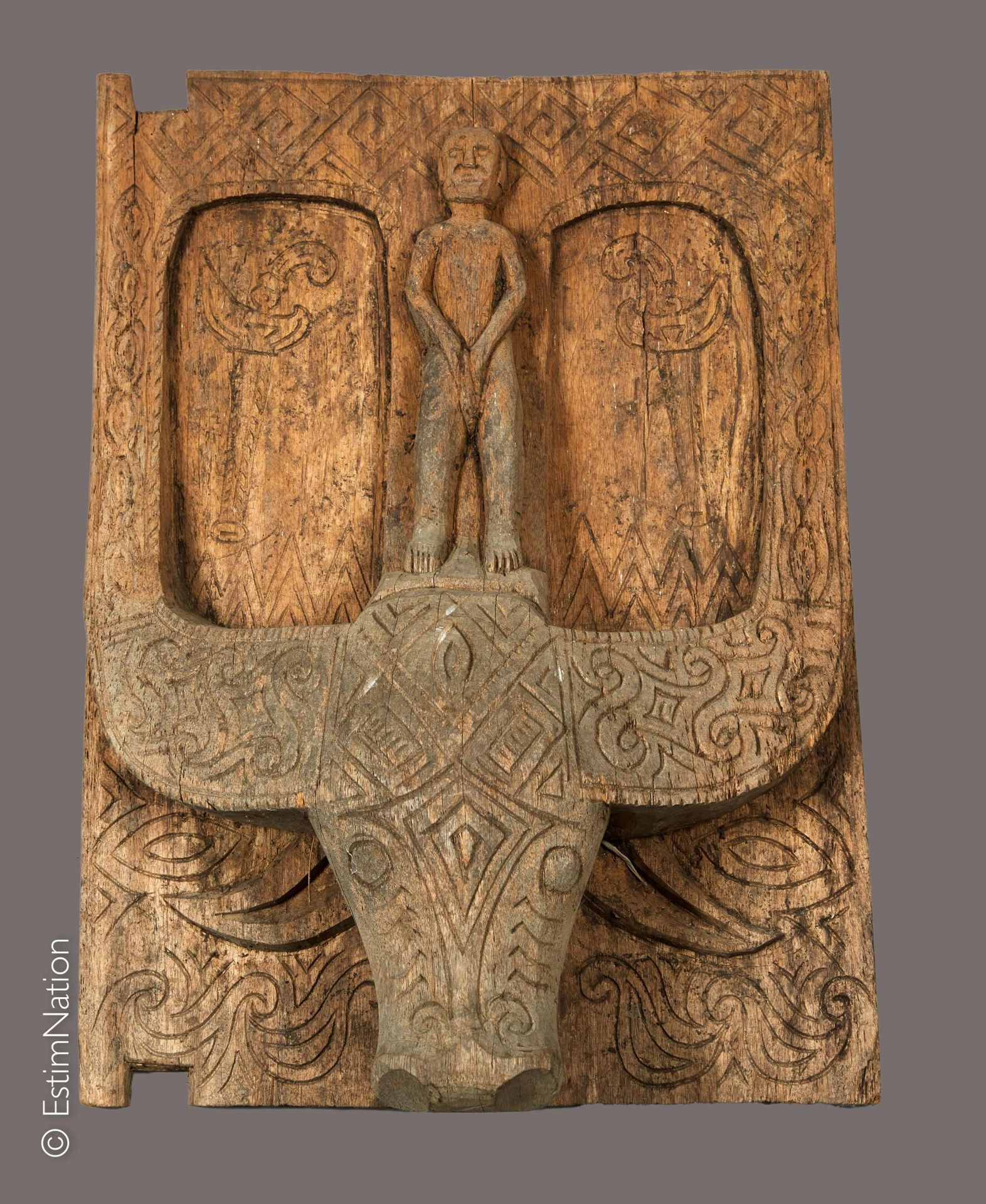 BORNEO, KALIMANTAN 婆罗洲，加里曼丹岛



雕刻和镌刻的木制米仓门，装饰有水牛头，头顶是一个石膏像，背景装饰有两个克里丝和几何图案



高&hellip;