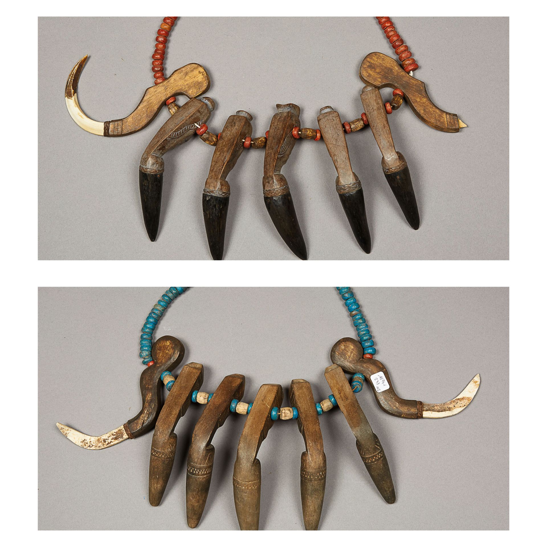 SULAWESI - TORAJA 苏拉威西 - 托拉贾



两条由蓝色和红色木珠制成的项链，吊坠是用木头和骨头雕刻的模拟牙齿，上面装饰着保护面具和祖先的脸。&hellip;