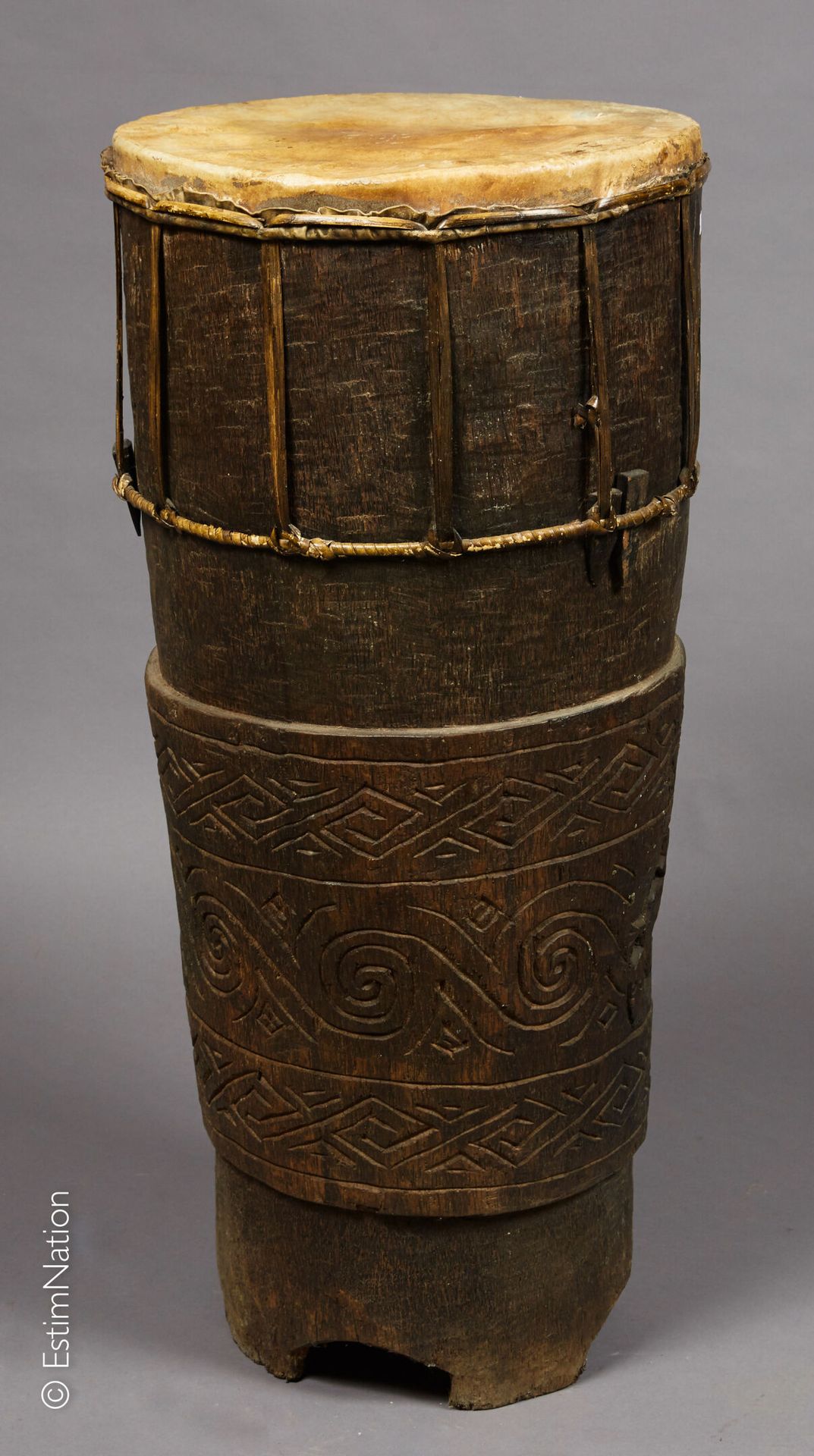 BORNEO, KALIMANTAN 婆罗洲，加里曼丹岛



锥形鼓由木头雕刻而成，雕刻有卷轴和几何图案，拉伸的皮革和植物纤维，放在四个脚上。



高度：1&hellip;