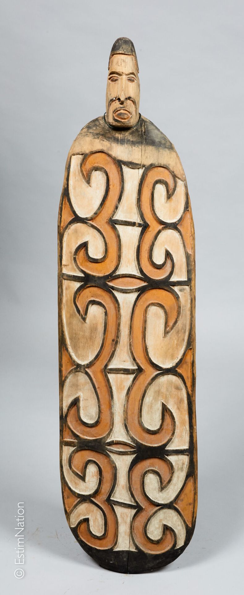 IRIAN JAYA - ASMAT 伊里安-贾亚-阿斯马特



祭祀板由雕刻的木头和天然的白色和黑色赭石颜料制成，上面有一个人头的浮雕装饰，一面是卷轴和梭子&hellip;