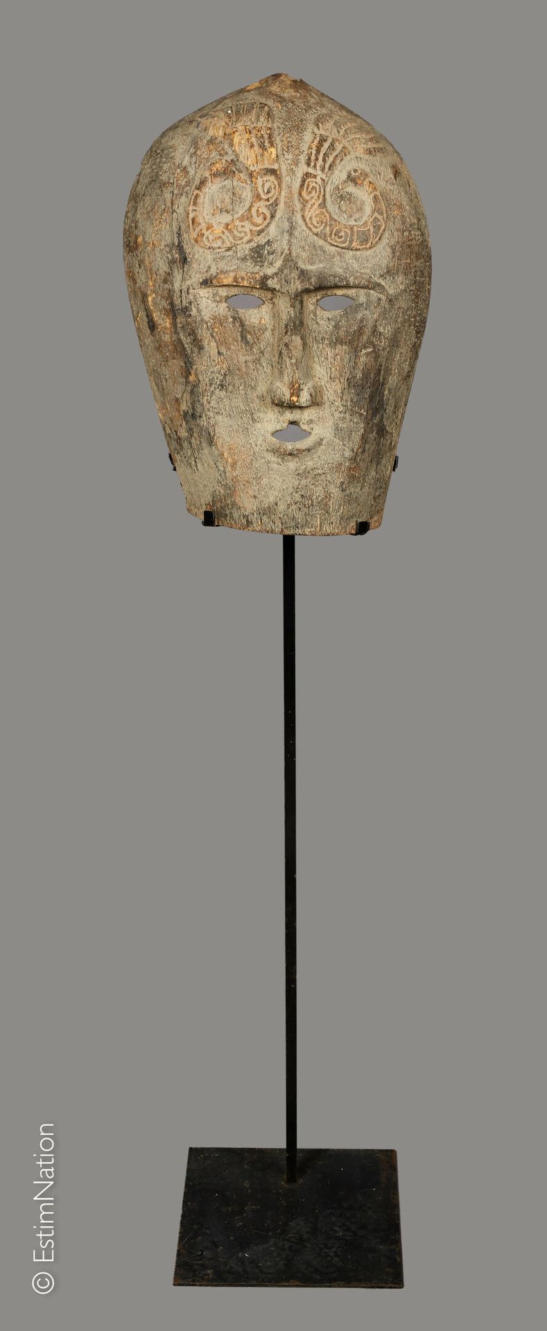 TIMOR 钛合金



雕刻的木制拟人面具，刻有风格化的蛇形装饰



主题高度：71厘米 - 宽度：48厘米 - 深度：19厘米

带底座的总高度：约203&hellip;