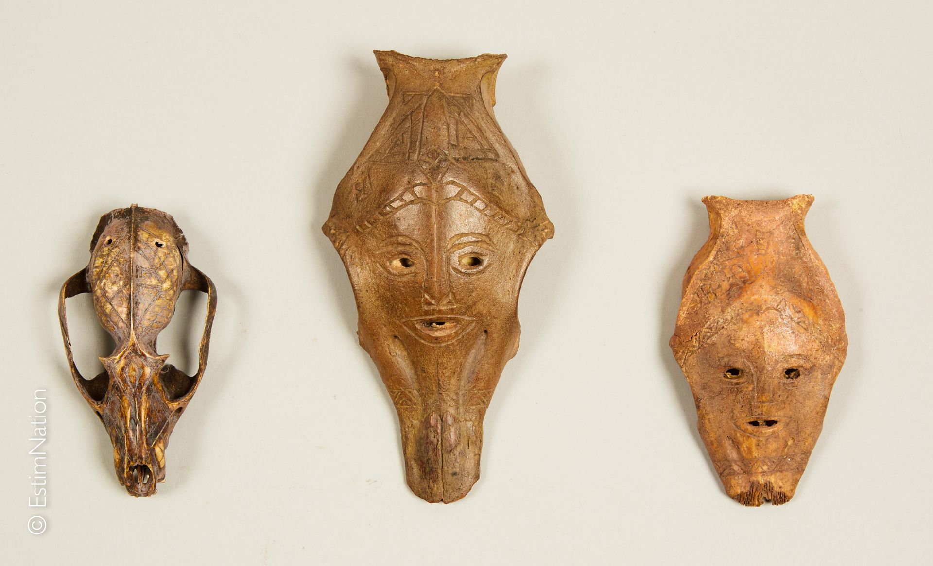 TIMOR - ATONI 特莫尔-阿托尼



三件小型骨质面具的交汇处，刻有几何图案的小型啮齿动物和动物的面具。



高度：10至15厘米





(竞&hellip;