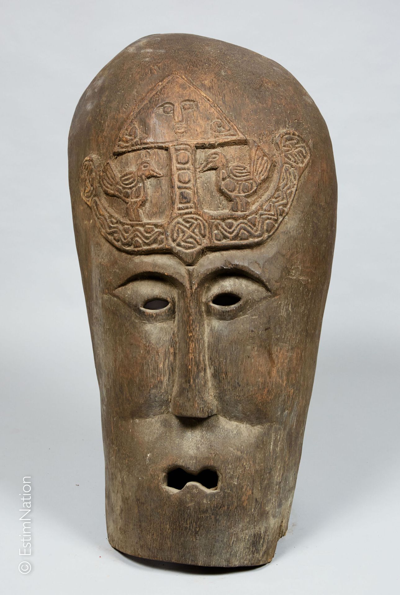 TIMOR 钛合金



重要的木质雕刻和铜化面具，显示出一张表情丰富的脸，额头上装饰着一只皮划艇和鸟。



高度：96厘米 - 宽度：49厘米 - 深度：2&hellip;