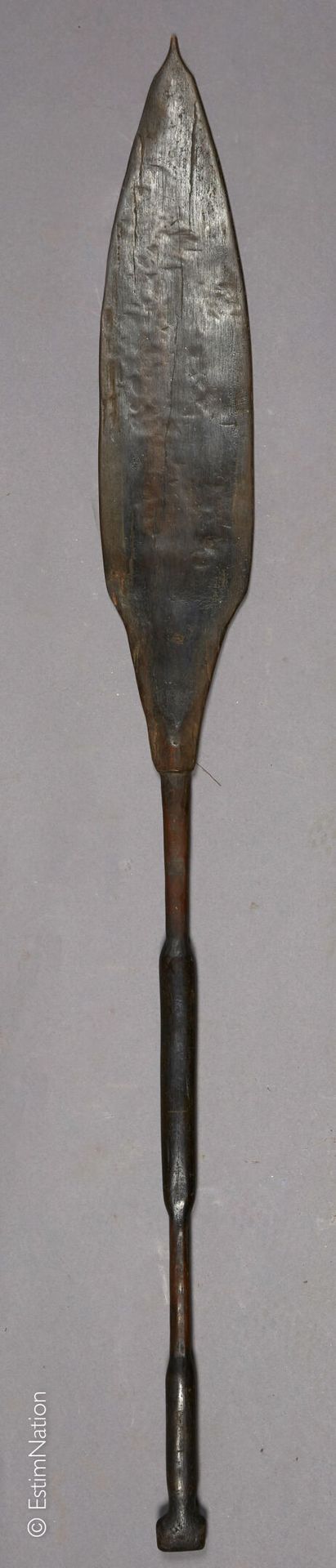 INDONÉSIE 印度尼西亚



雕花木桨，带有铜锈，手柄上装饰有两个把手。



身高：123厘米





(竞拍价格：80欧元)