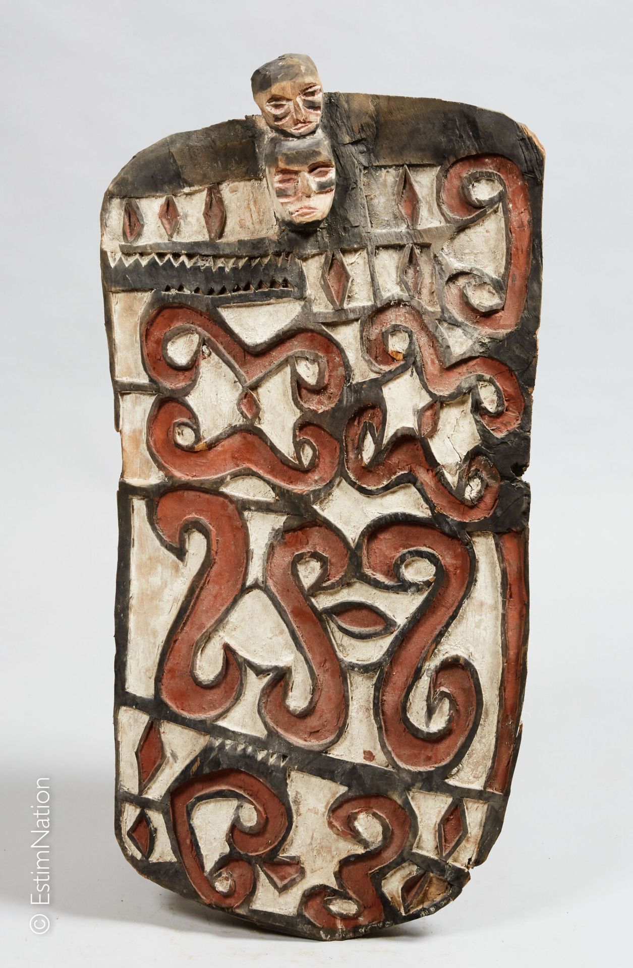 IRIAN JAYA - ASMAT 伊里安-贾亚-阿斯马特



祭祀板由雕刻的木头和天然的白色和黑色赭石颜料制成，主要部分有两个叠加的头像和两个钻石和卷轴图&hellip;