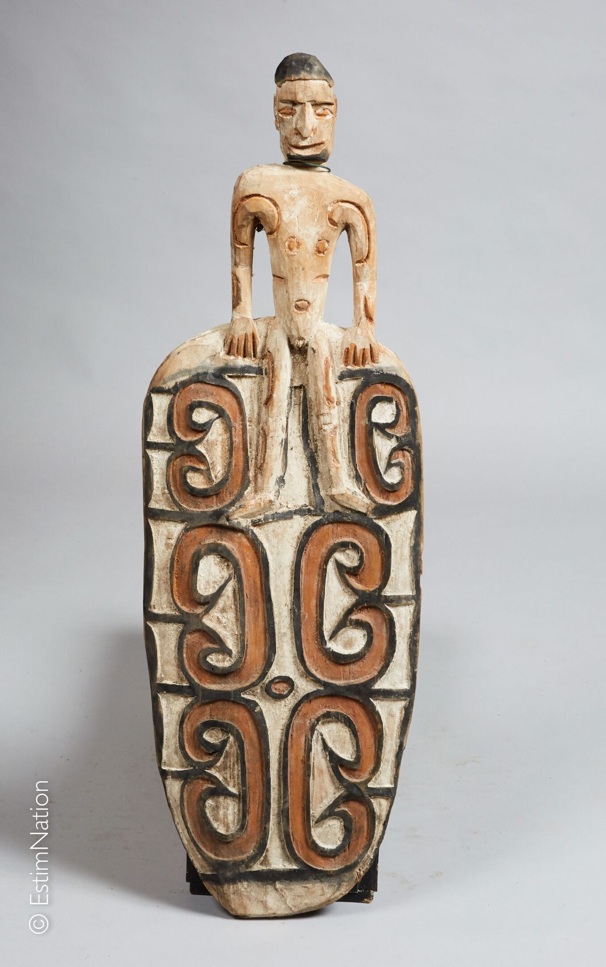 IRIAN JAYA - ASMAT 伊里安-贾亚-阿斯马特



祭祀用的盘子由雕刻的木头和白色和黑色赭石的天然颜料制成，装饰有一个圆形的站立的人，上部有造型&hellip;