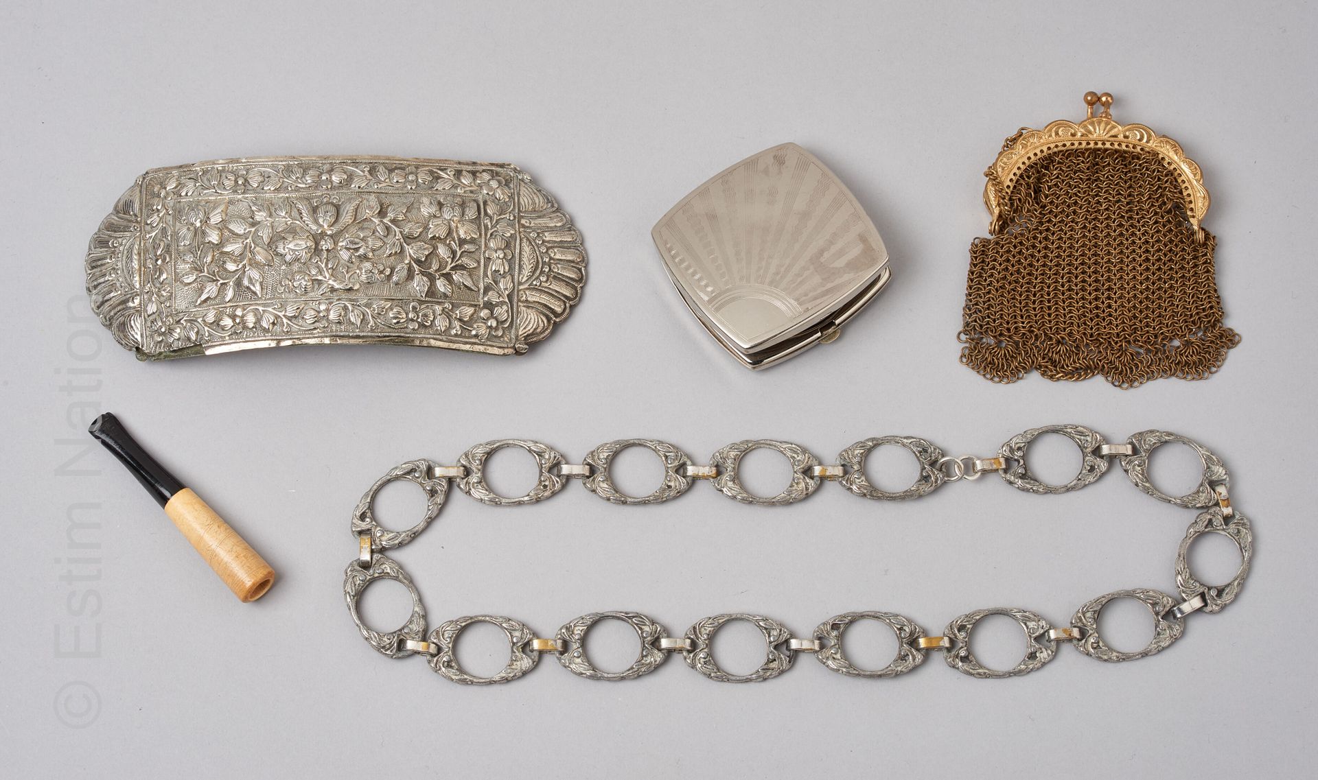 ANONYME DEBUT DU XXE 英国金属手枪，腰牌，金属包，镀银项链，电木和梅花烟（无条件保证）。



出处：吉尔伯特和尼娜-沃尔马克收藏