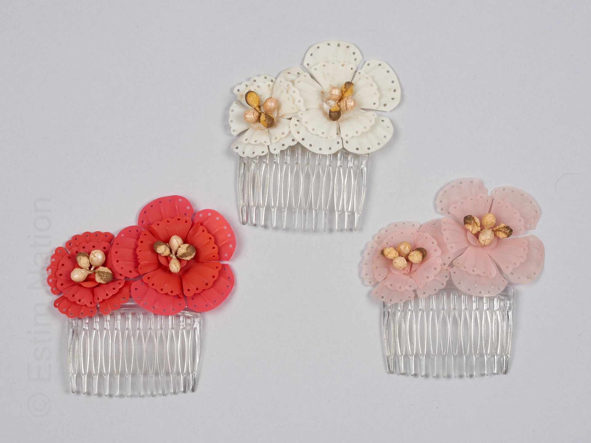 ANONYME circa 1930 
三件塑料和赛璐珞材质的头饰，以复合花为主题。(无条件保证) 









出处：吉尔伯特和尼娜-沃尔马克收藏