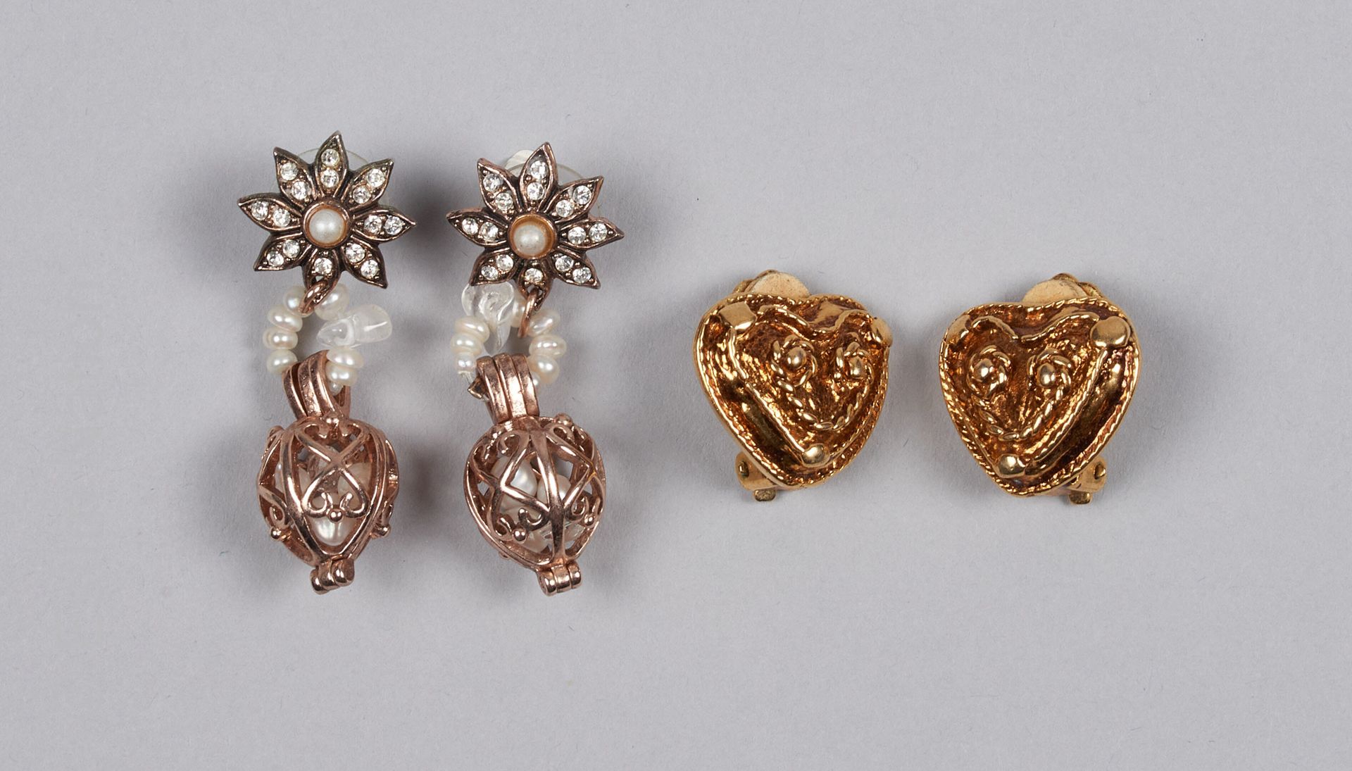 ANONYME 鎏金金属 "笼子 "穿孔耳坠一对：水晶石和珍珠。一对镀金金属心的耳夹（不保证状态）。
