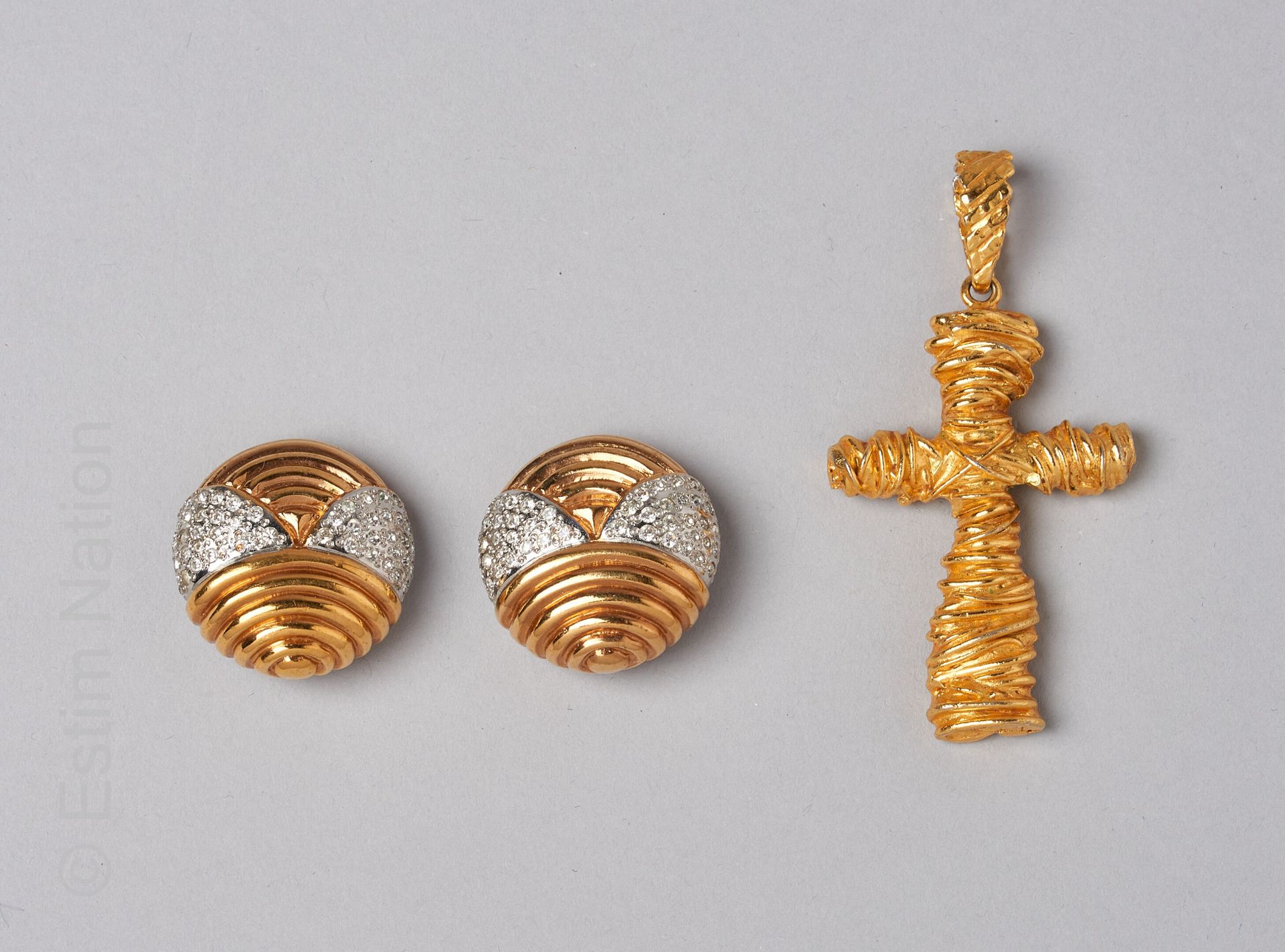 CHRISTIAN LACROIX, VALENTINO VINTAGE 鎏金金属十字架吊坠（签名），一对鎏金金属和水钻耳坠（签名）（无条件保证）