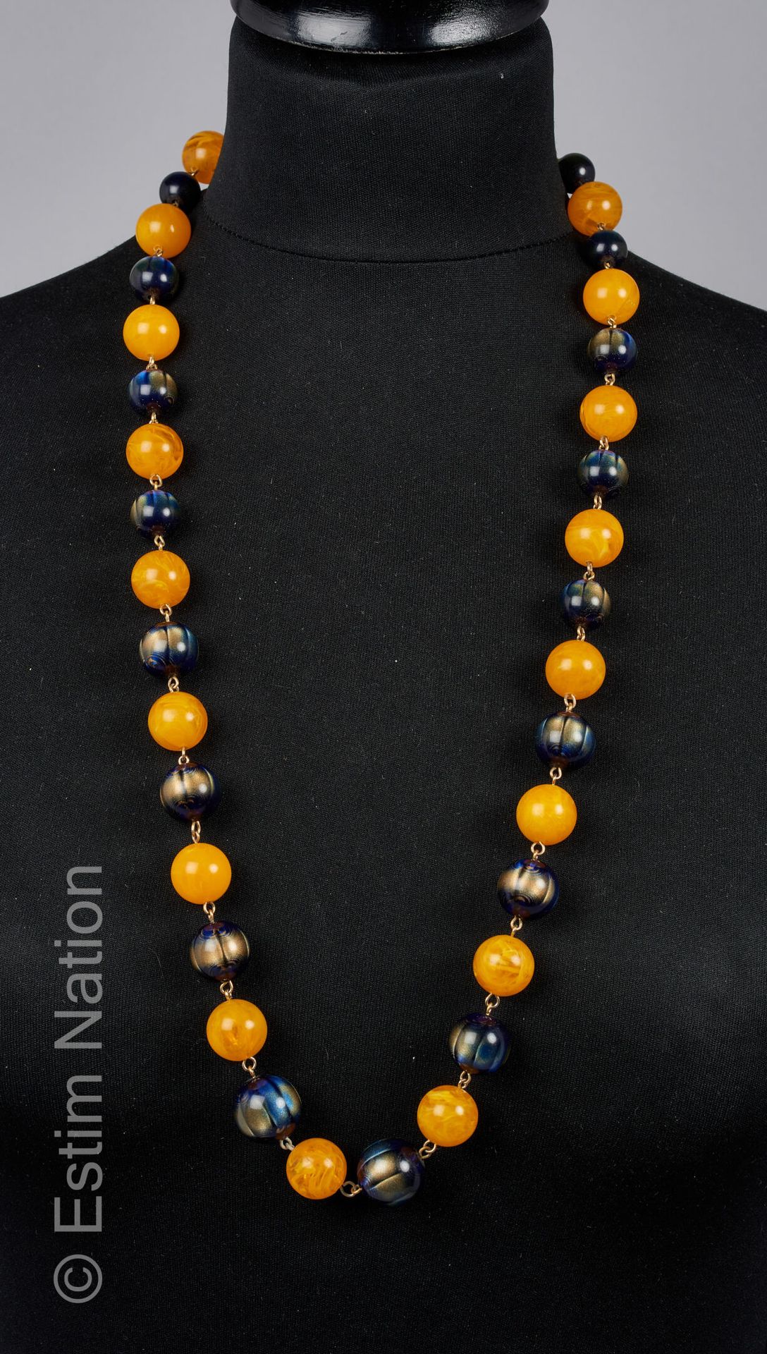 ANONYME circa 1940/50 COLLIER en perles de bakélite jaune et bleu nacré. 



Bib&hellip;