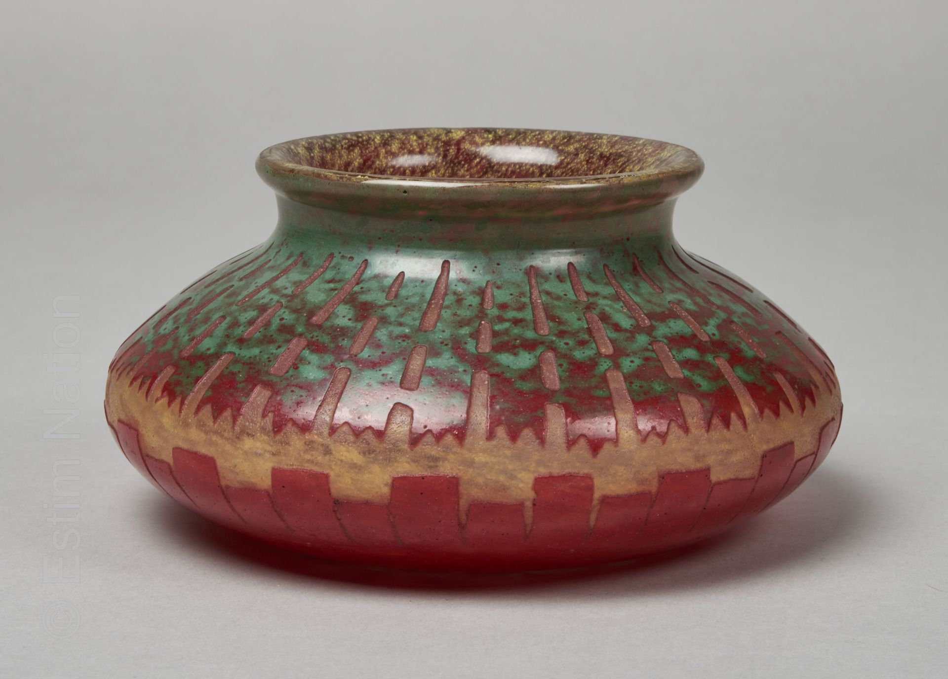 VERRERIE XXE SIECLE - SCHNEIDER Charles SCHNEIDER (1881-1953)

Vase à panse apla&hellip;