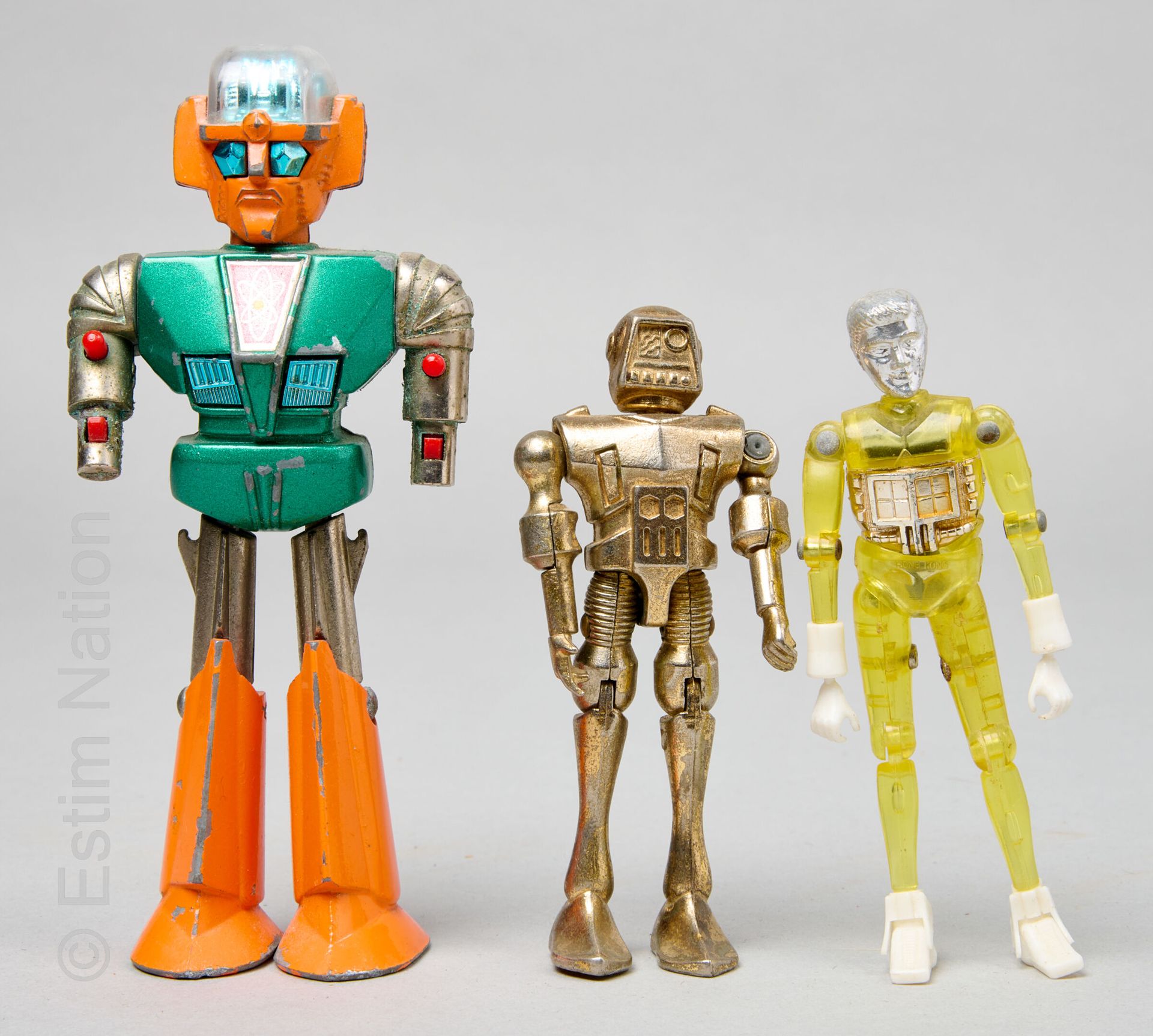 JOUETS - ROBOTS Réunion de trois figurines comprenant : 
-UC 72 UFO Commander 7,&hellip;