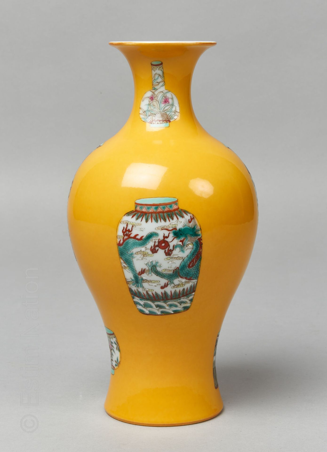 CHINE - PORCELAINE CHINE, XXème siècle. 

Petit vase balustre à fond jaune à déc&hellip;
