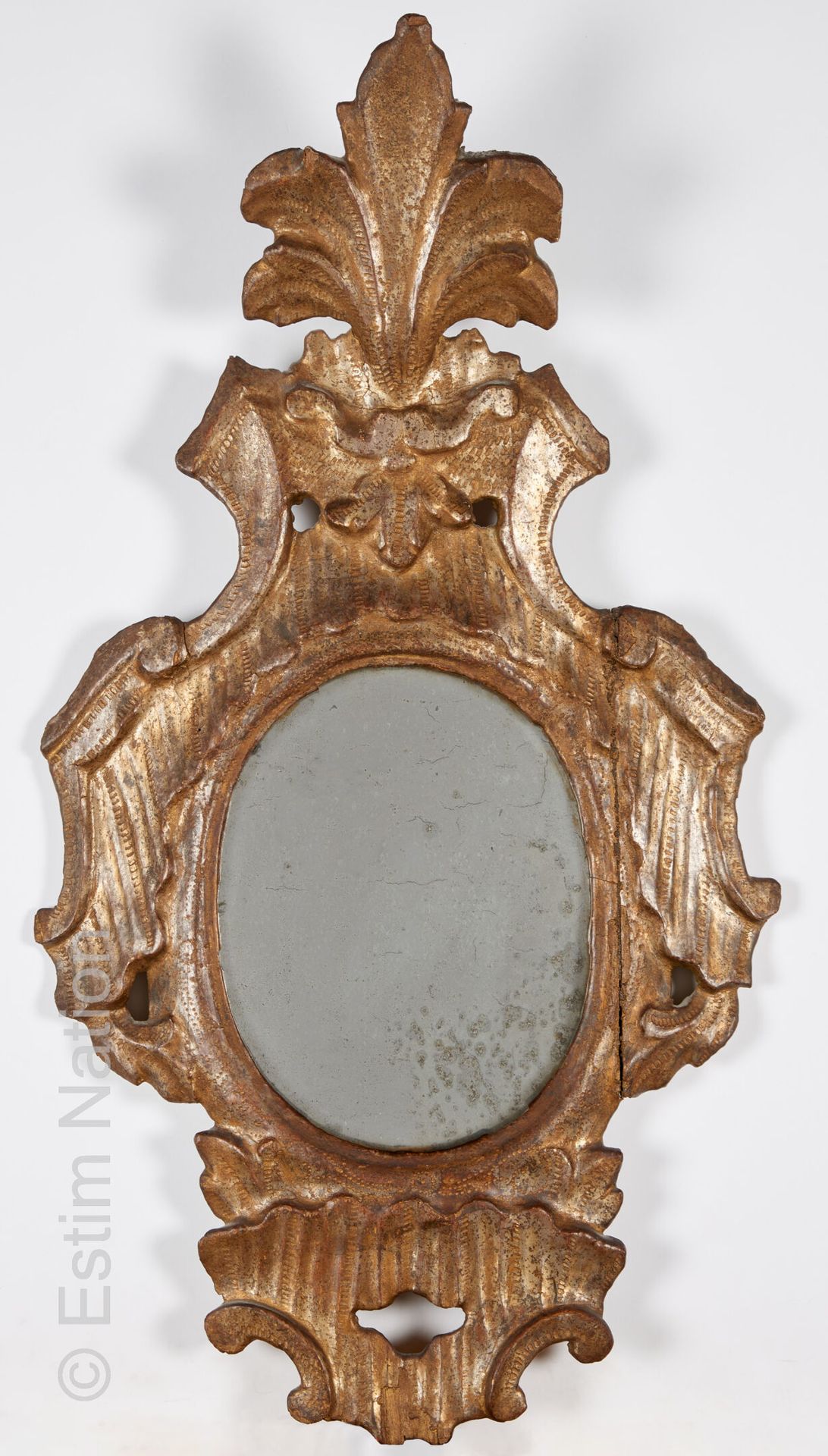 ARTS DECORATIFS XVIII EME SIECLE Miroir en bois doré et sculpté, le fronton à dé&hellip;