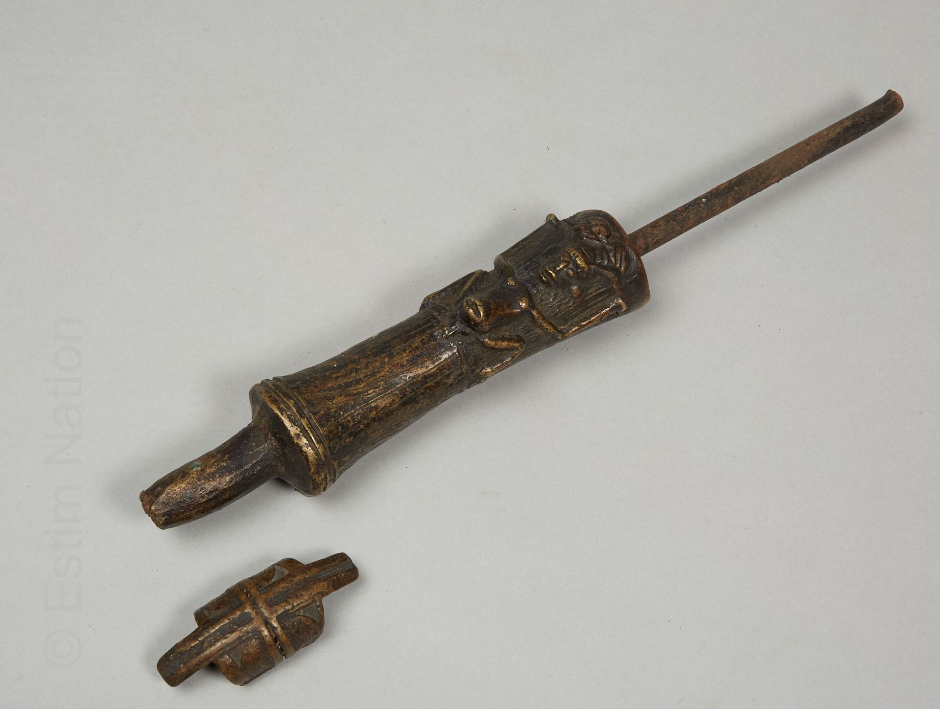 ARTS D'AFRIQUE Bamoun (?) type pipe, Cameroon
Copper alloy
L. 32,5 cm

Decorated&hellip;