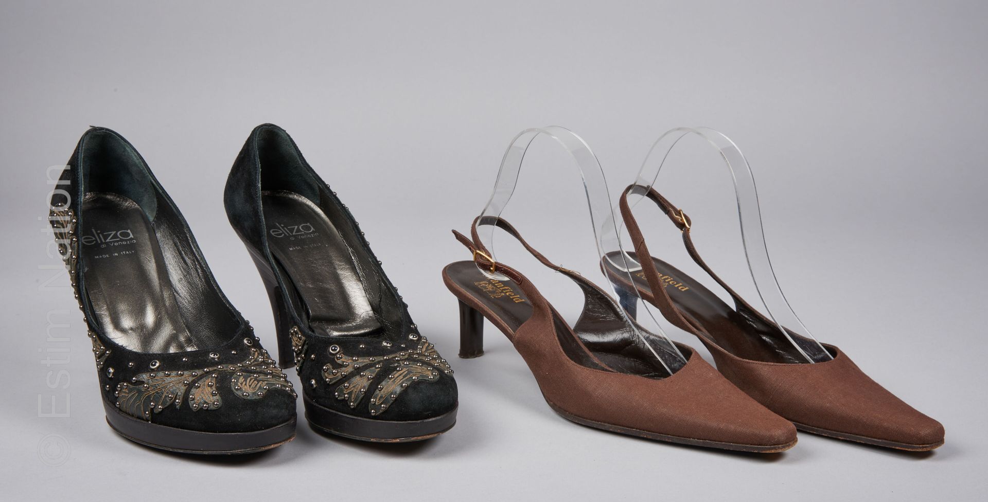 ELIZA, MANFIELD VINTAGE 一双黑色铆钉皮革和皮革拖鞋，木质鞋跟（约P39/40），一双巧克力色的帆布露趾拖鞋（P39）（这套鞋有少量的使用&hellip;