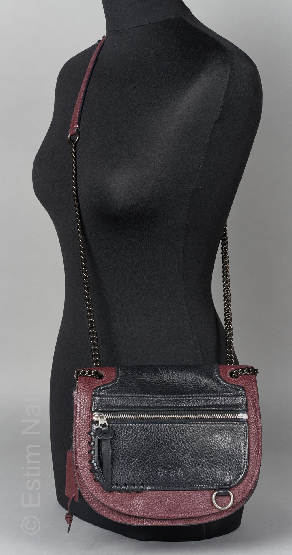 COACH 黑色和酒红色粒面皮包，黑化金属链手柄，三个内部隔层（20 x 21 x 6厘米）。