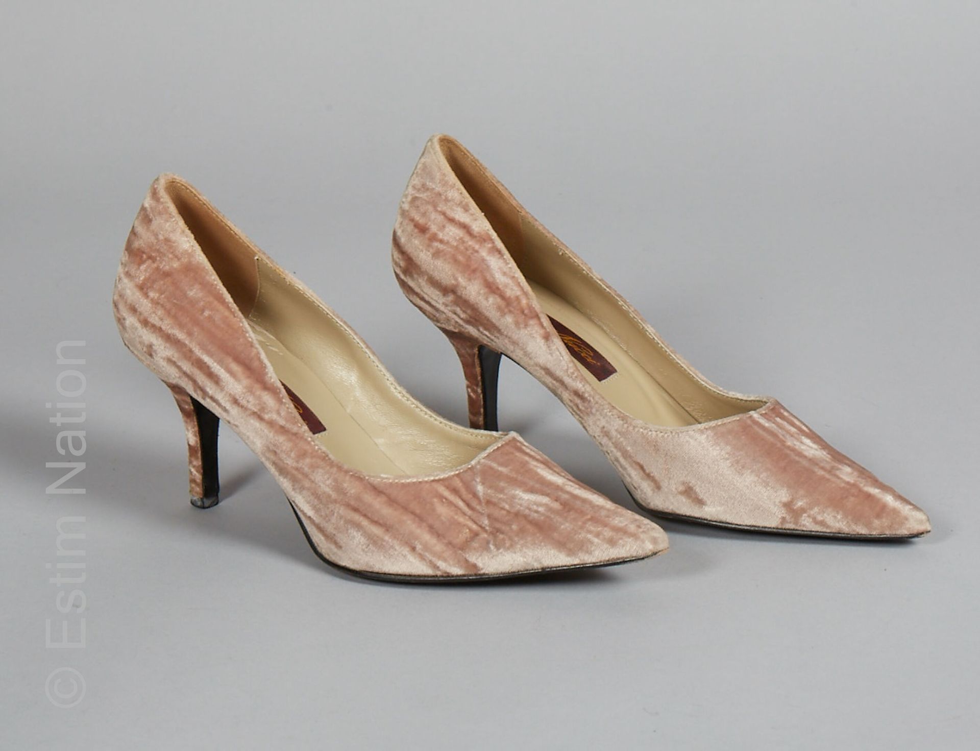 RENATO NUCCI Pair of beige-pink velvet slippers (P 36) (fold on the right foot)