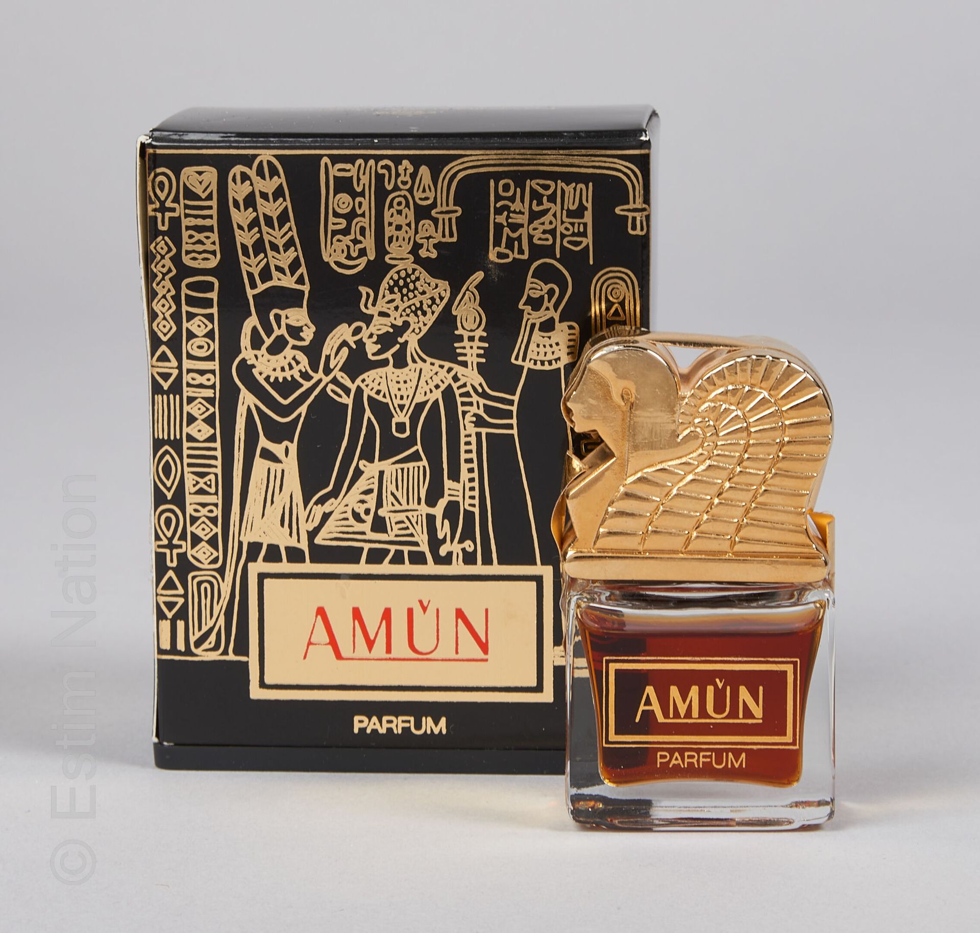 MUELHENS "Amun" Egyptian Collection 玻璃瓶，金字标题为 "阿蒙埃及系列"。描绘斯芬克斯的帽子。香水提取物，容量7.5毫升。有&hellip;