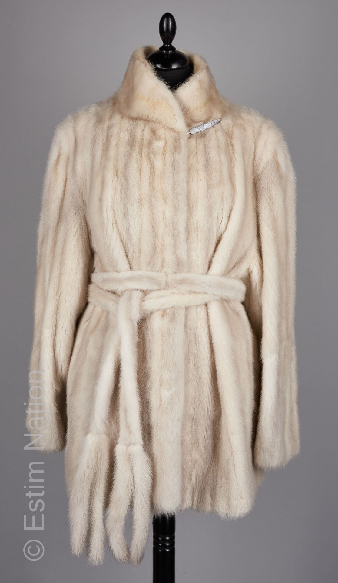 ANONYME VINTAGE 3/4长度的粉色貂皮大衣，立领，钩眼，带貂皮尾巴的双腰带（约T M）。