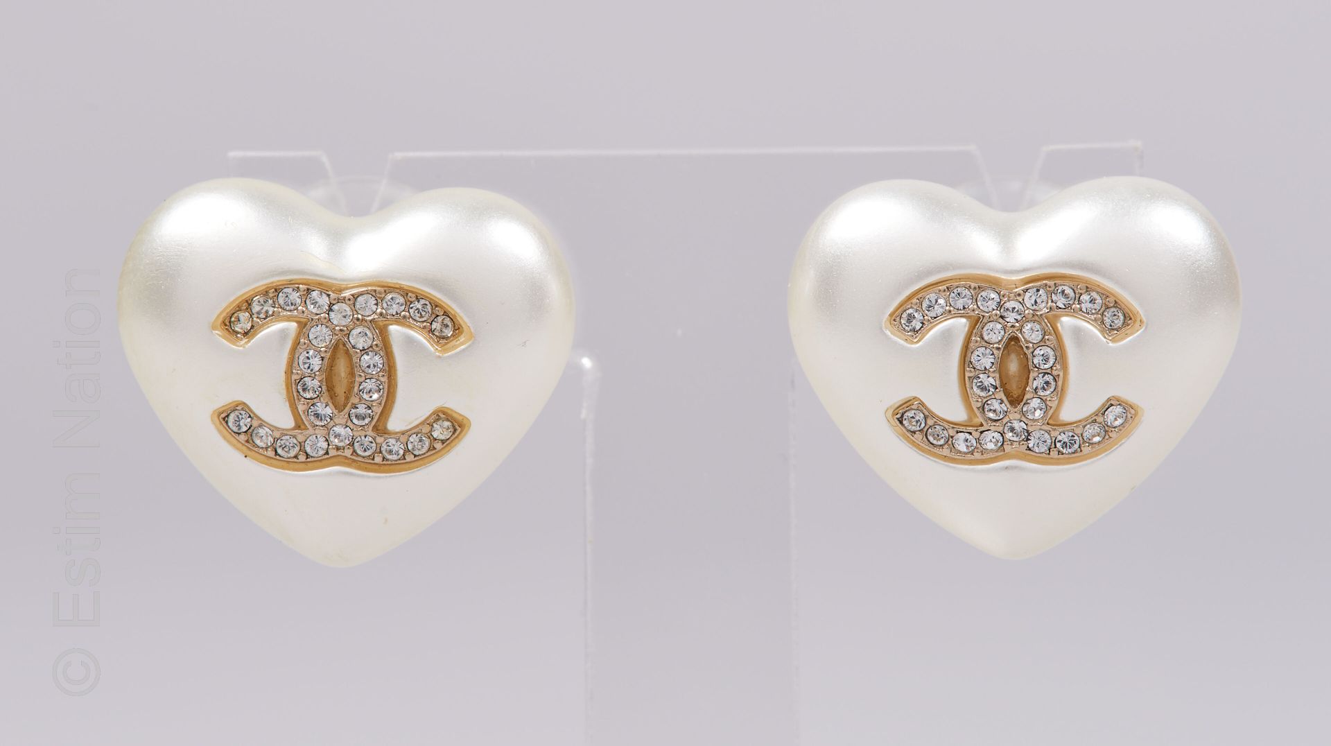 CHANEL (COLLECTION AUTOMNE HIVER 2021/2022 "COCO NEIGE") 一对珍珠色塑料心形耳环，带有水钻CC（已签名）&hellip;