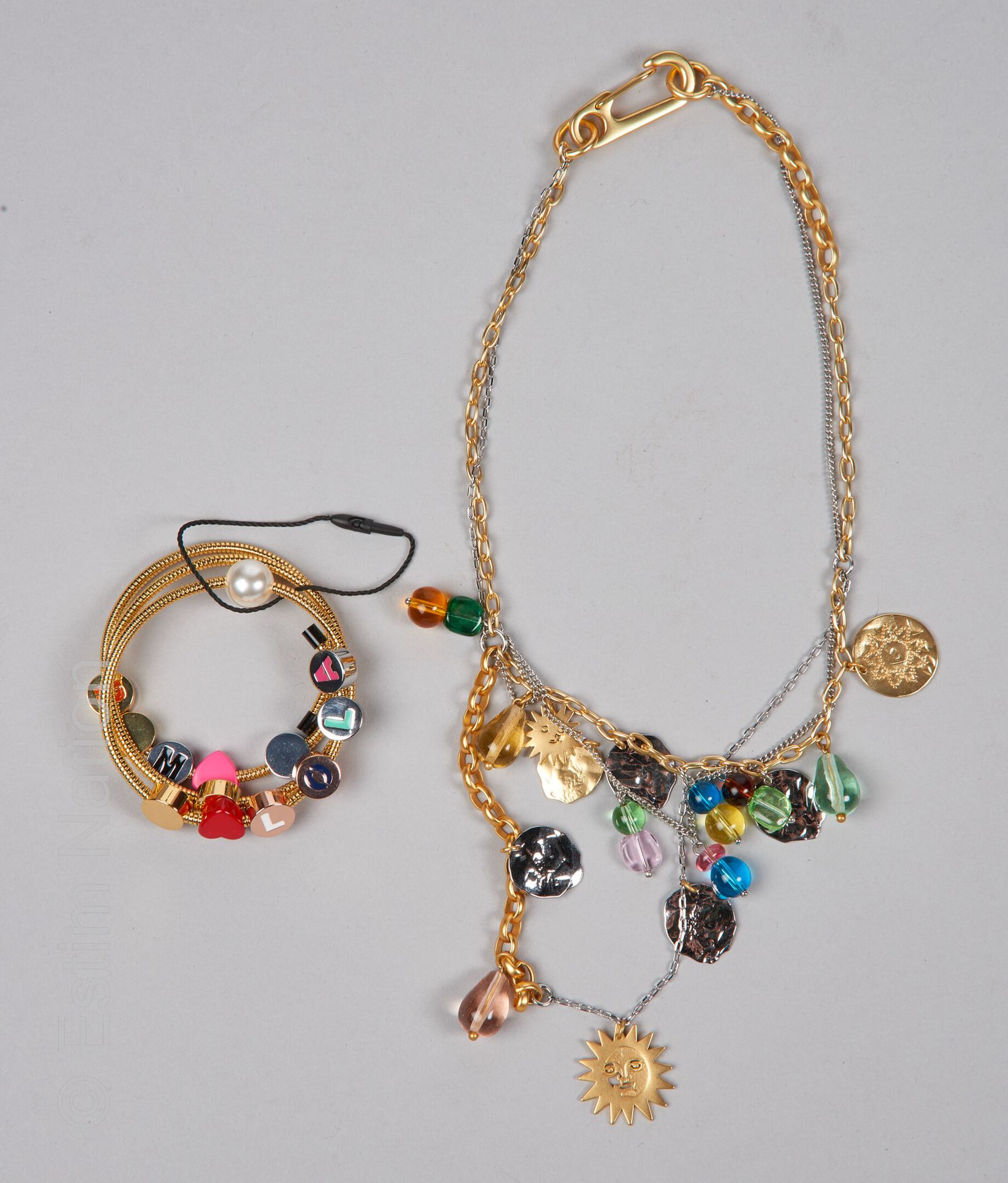 BIMBA Y LOLA 由两条镀银和镀金的金属链组成的项链，上面有玻璃珠坠子（已签名），由管状金属和金属珠子组成的手镯（新的状态）。