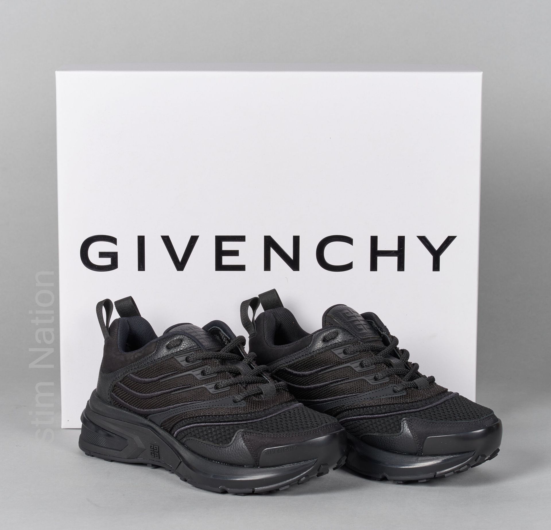 GIVENCHY 一双粒面皮、网眼和黑色复合材质的运动鞋（P35，有效尺寸36）（全新状态，纸张、防尘袋、盒子）。