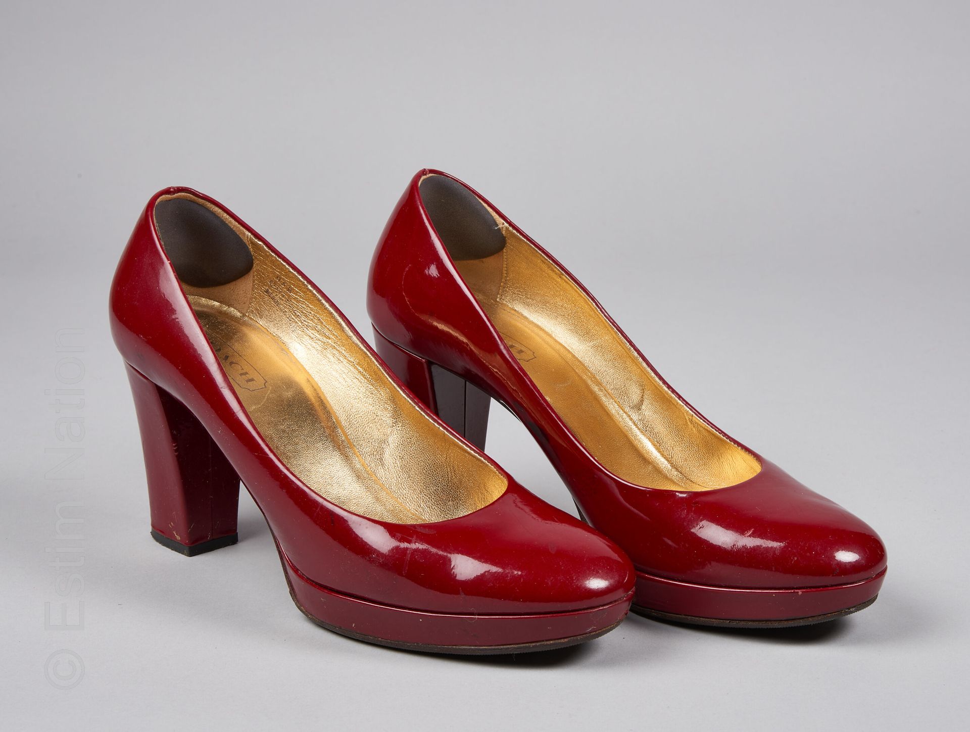 COACH 一对酒红色漆皮楔形鞋（D 9.5或约D 40）（使用后的光泽，痕迹）。