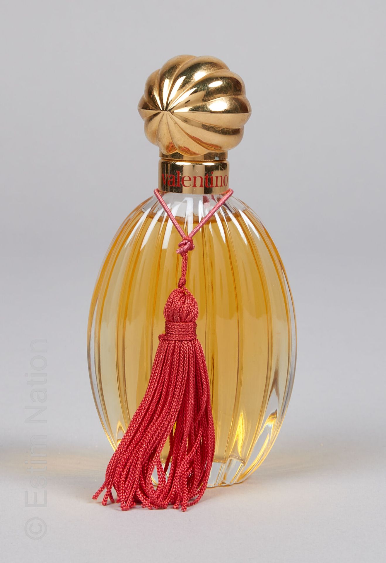 VALENTINO "Valentino" 椭圆形玻璃瓶，有条纹装饰。金色的塞子和彩色的流苏。淡香水，容量30毫升。