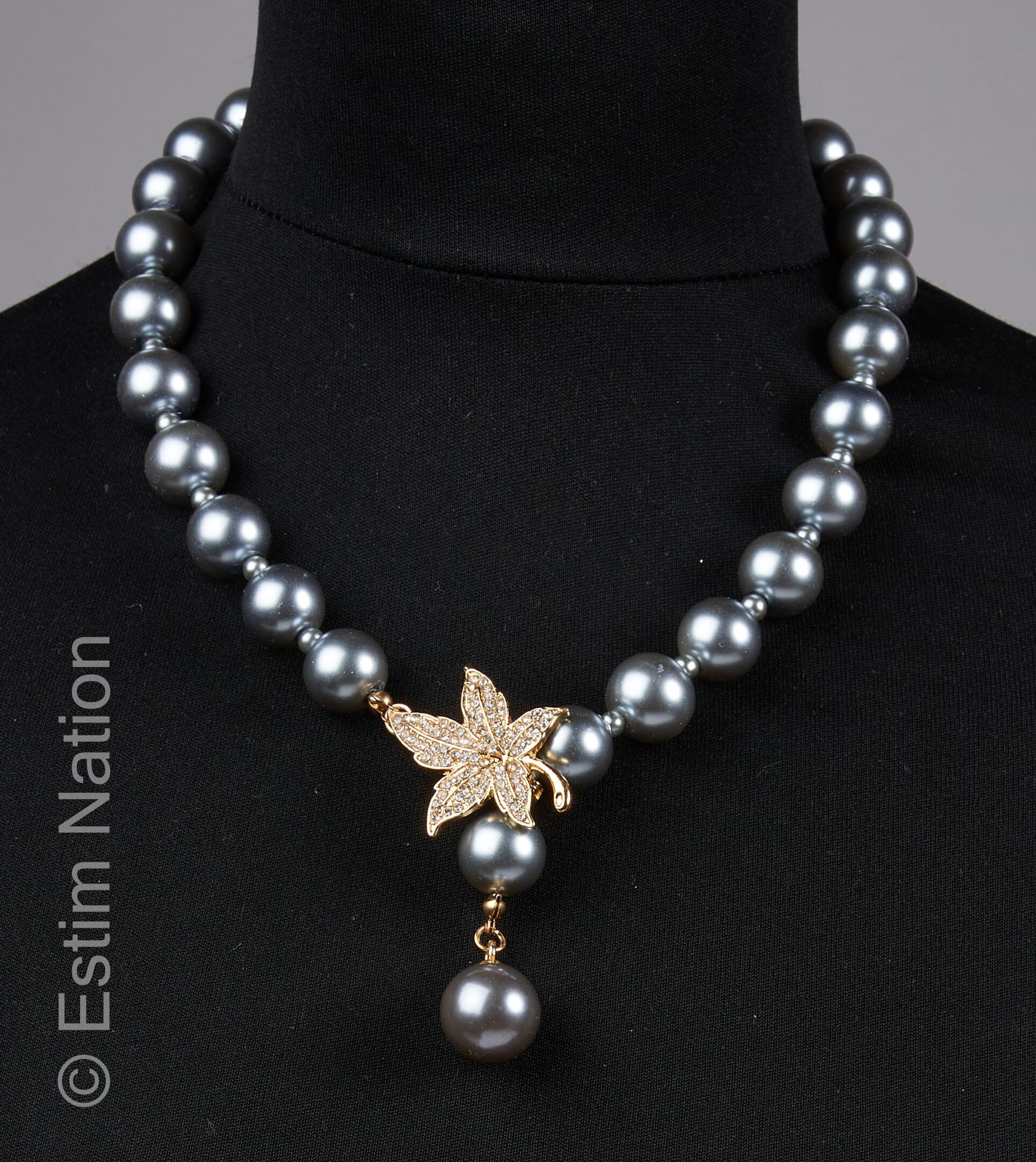 COLLIER CRAVATE Collana di grandi perle grigie fantasia in stile tahitiano, chiu&hellip;