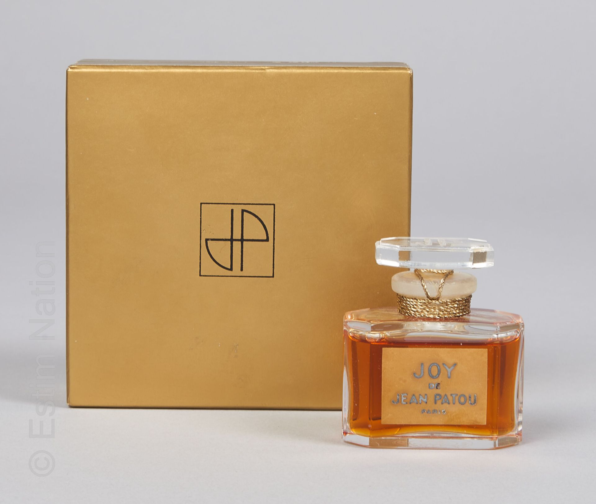 JEAN PATOU "Joy" 奢华的瓶子，名为 "喜悦"，含有15毫升的香水提取物。题为 "Joy Jean Patou Paris "的盒子。