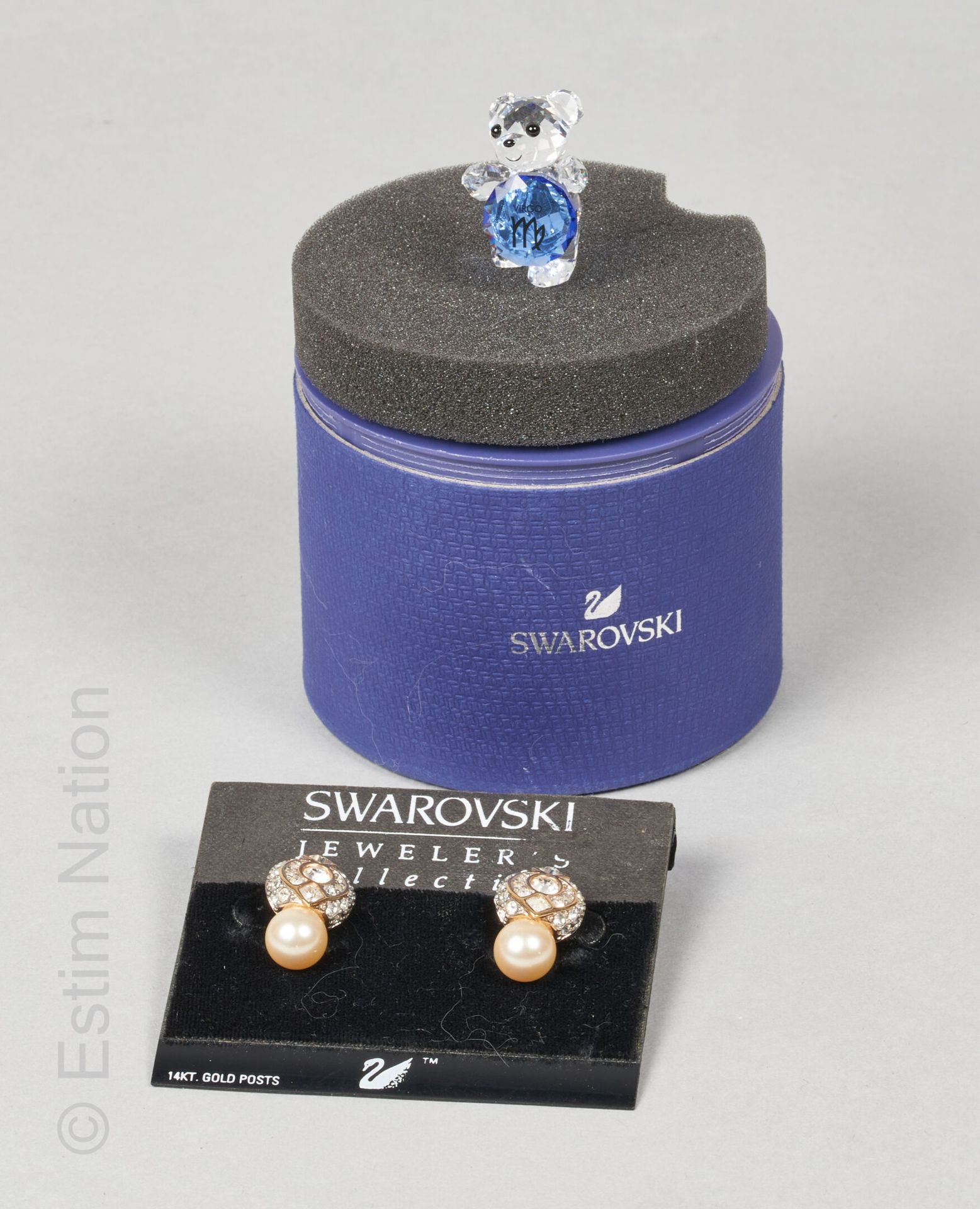 SWAROVSKI 切割水晶KRIS BEAR，装饰着印有处女座的蓝色粉彩（高3厘米）（装在箱子里），一对镀金金属耳环，水晶和幻想珍珠（不保证状态）。