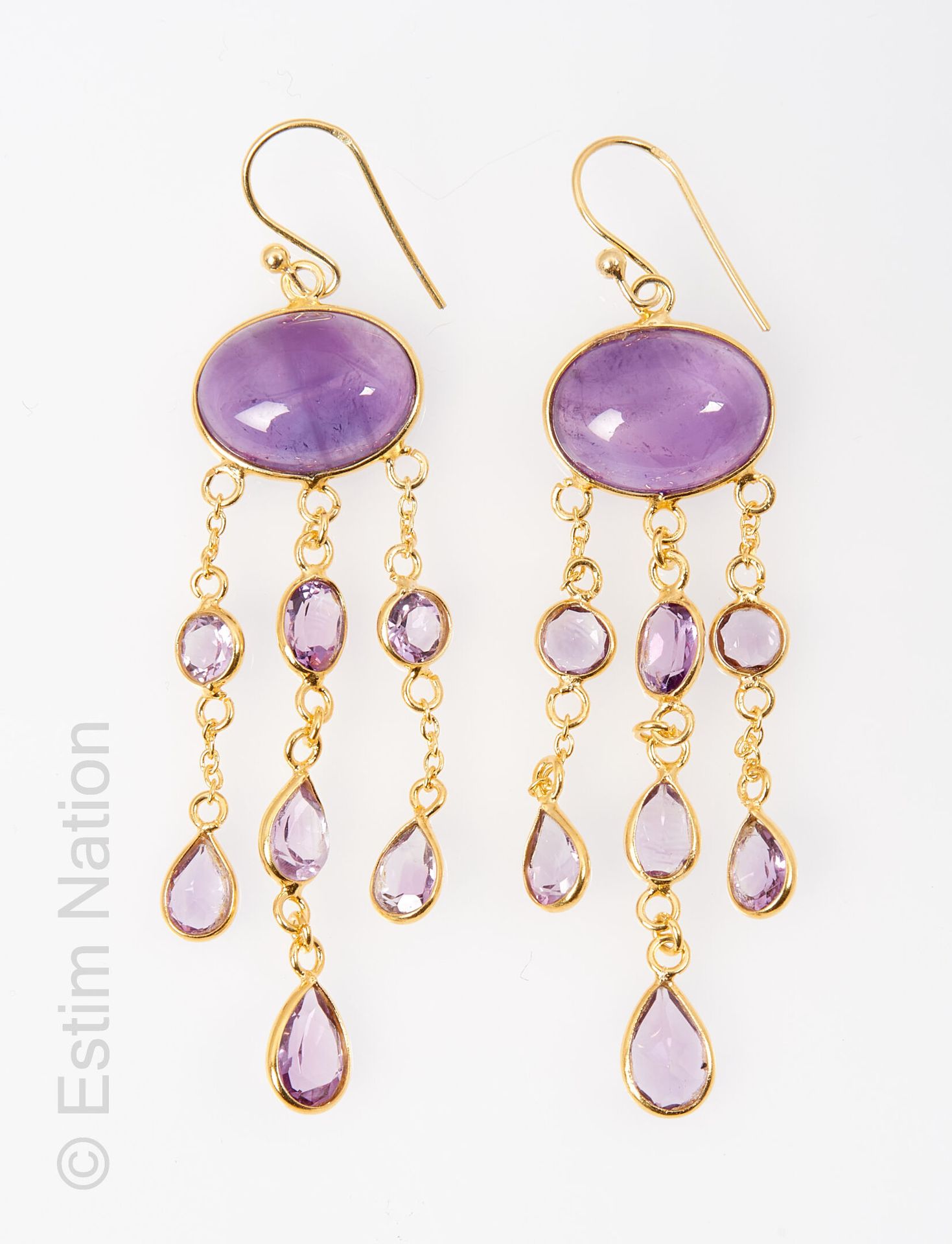 BOUCLES D'OREILLES AMETHYSTE 一对925镀金银质耳环，凸圆形紫水晶上镶有刻面的椭圆形和梨形紫水晶。 
毛重：9.15克；高度：7.5&hellip;