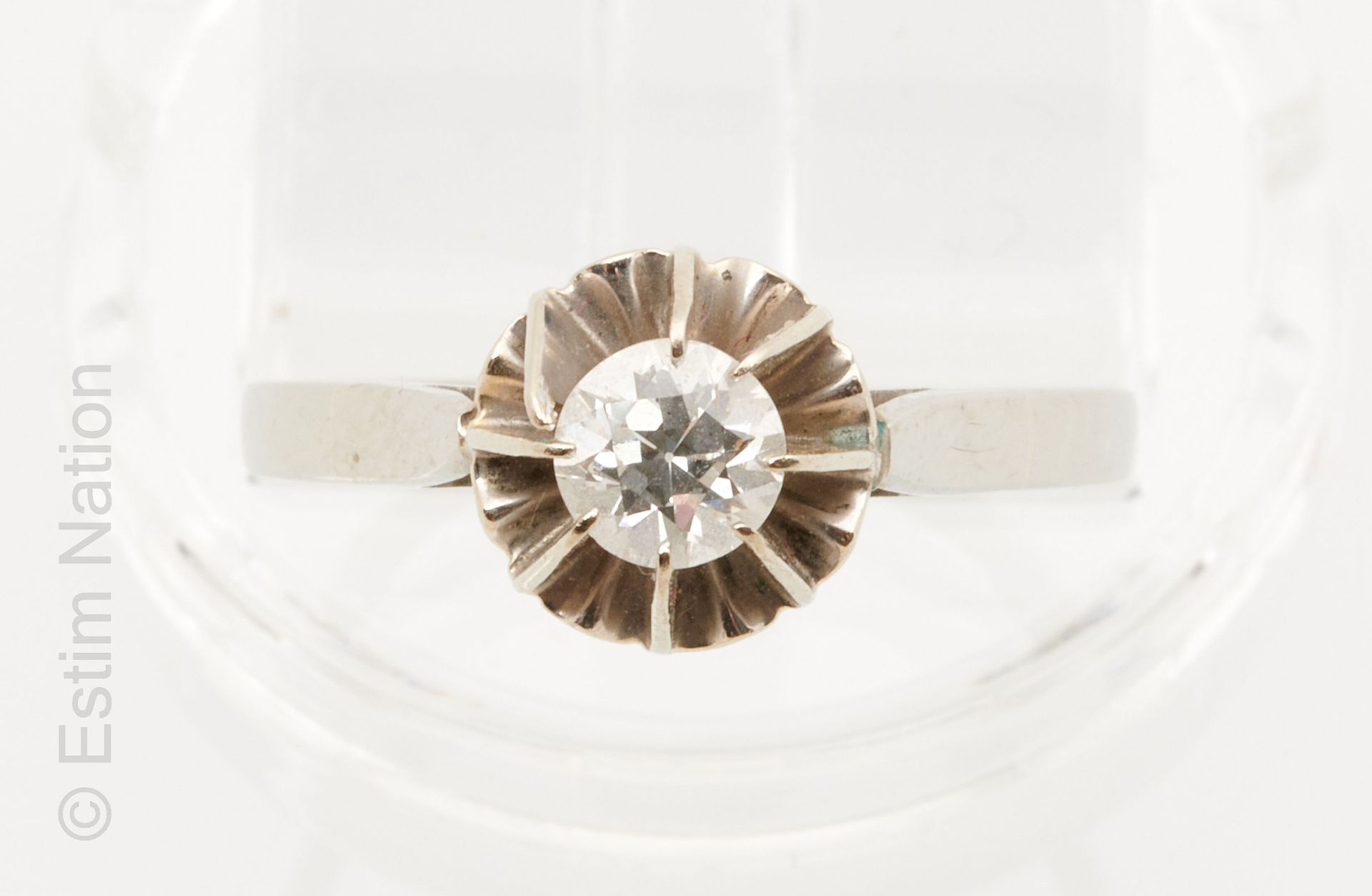 BAGUE SOLITAIRE OR GRIS 18K（750千分之一）白金单钻戒指，爪式镶嵌0.30克拉老式切割钻石。手指的周长：52。毛重：2.3克。
