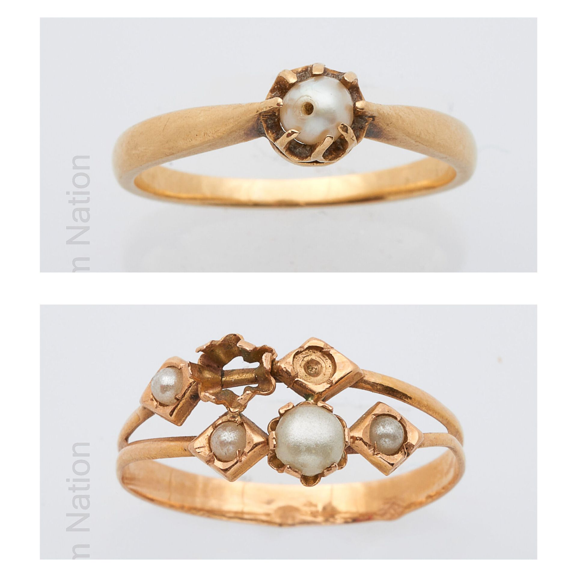 LOT DE BAGUES OR JAUNE ET PERLES 一批两枚18K黄金（75万分之一）装饰有小珍珠和珍珠纽扣的精美戒指。转指：48和50。总毛重：&hellip;