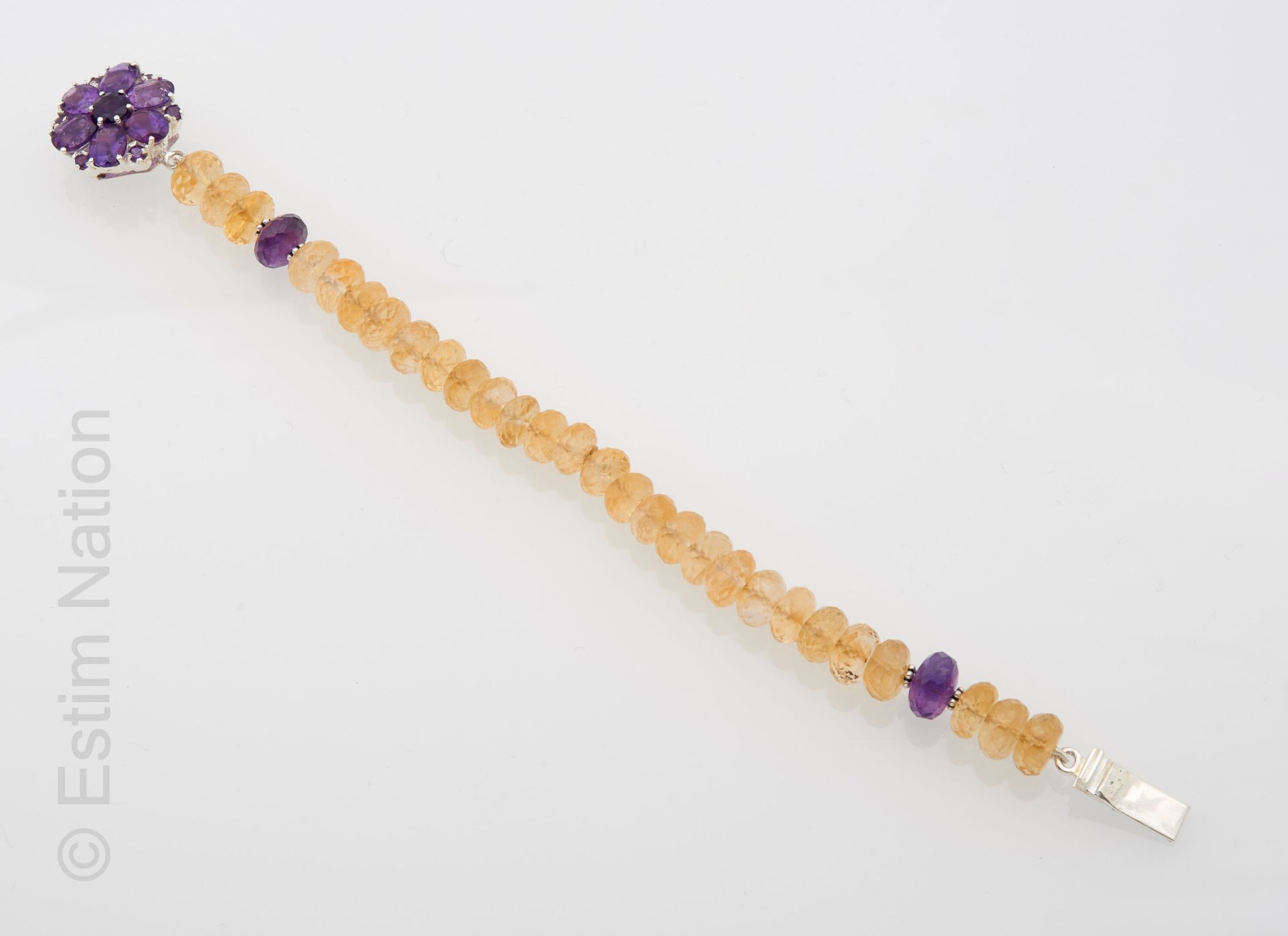 BRACELET CITRINES, AMÉTHYSTES. 手链上装饰着黄水晶的珍珠，上面点缀着切面的紫水晶。它饰有一个扣子（925千分之一），上面镶有切面的&hellip;