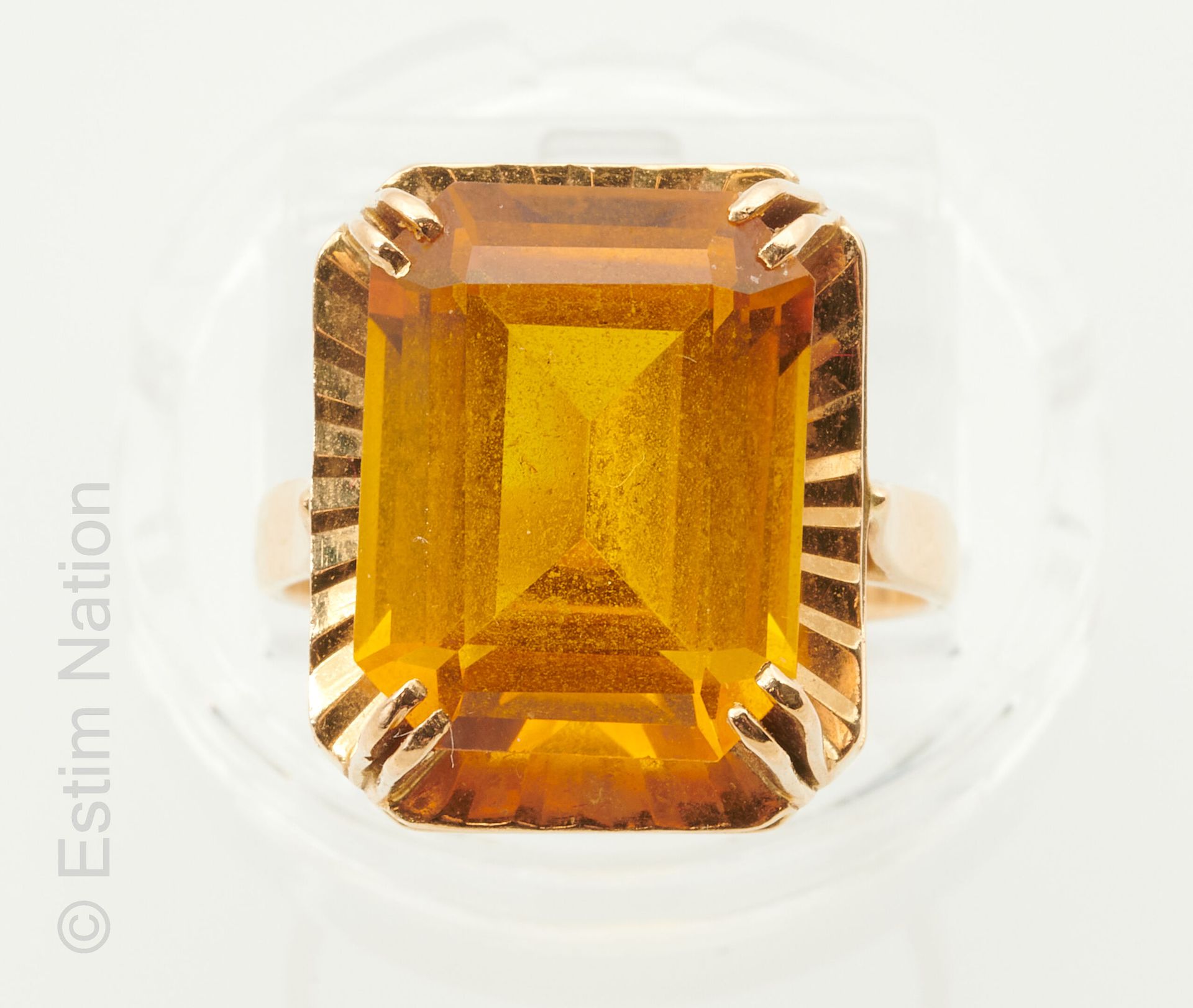 BAGUE CHRYSOBÉRYL OR JAUNE 黄金戒指18K（千分之七十五），装饰着一个长方形的金绿宝石，在爪子上切割成度数。转指：52。毛重：8克。