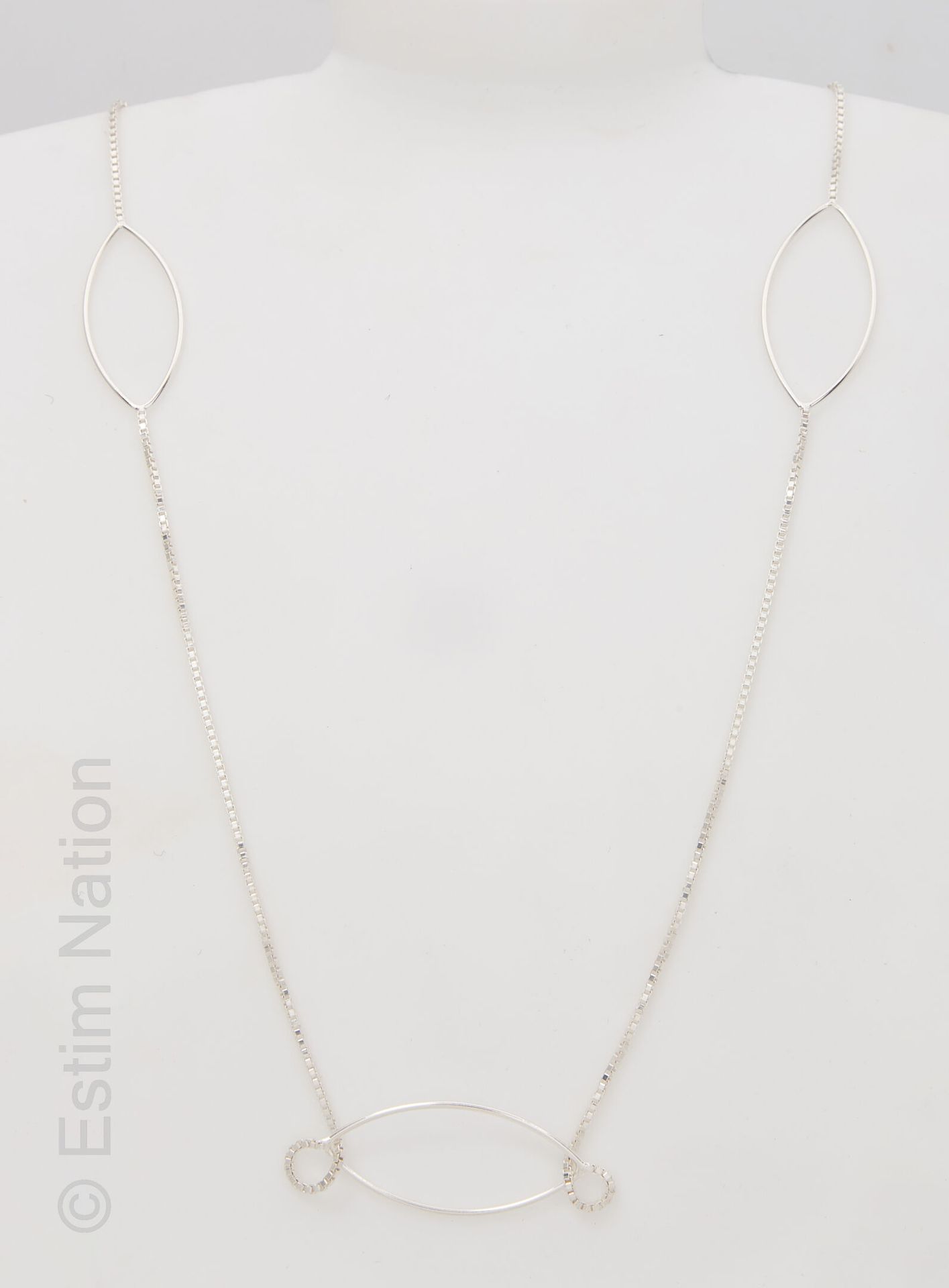 COLLIER ARGENT 银质项链（925千分之一），点缀着三个镂空的菱形图案。弹簧扣，可调节长度。P. 4,3 g.