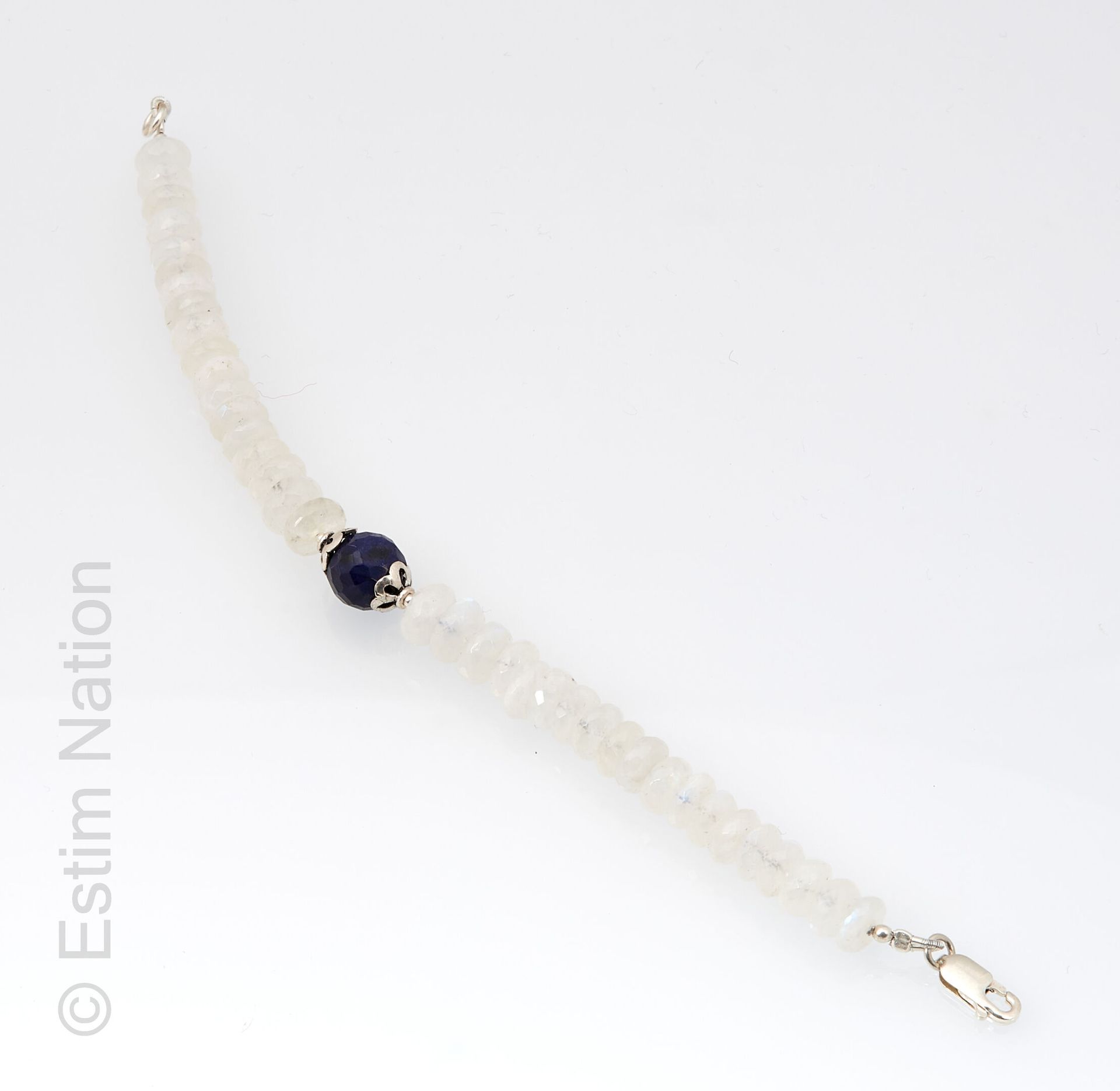 BRACELET PIERRE DE LUNE ET RACINE DE SAPHIR Bracelet of faceted moonstone beads &hellip;