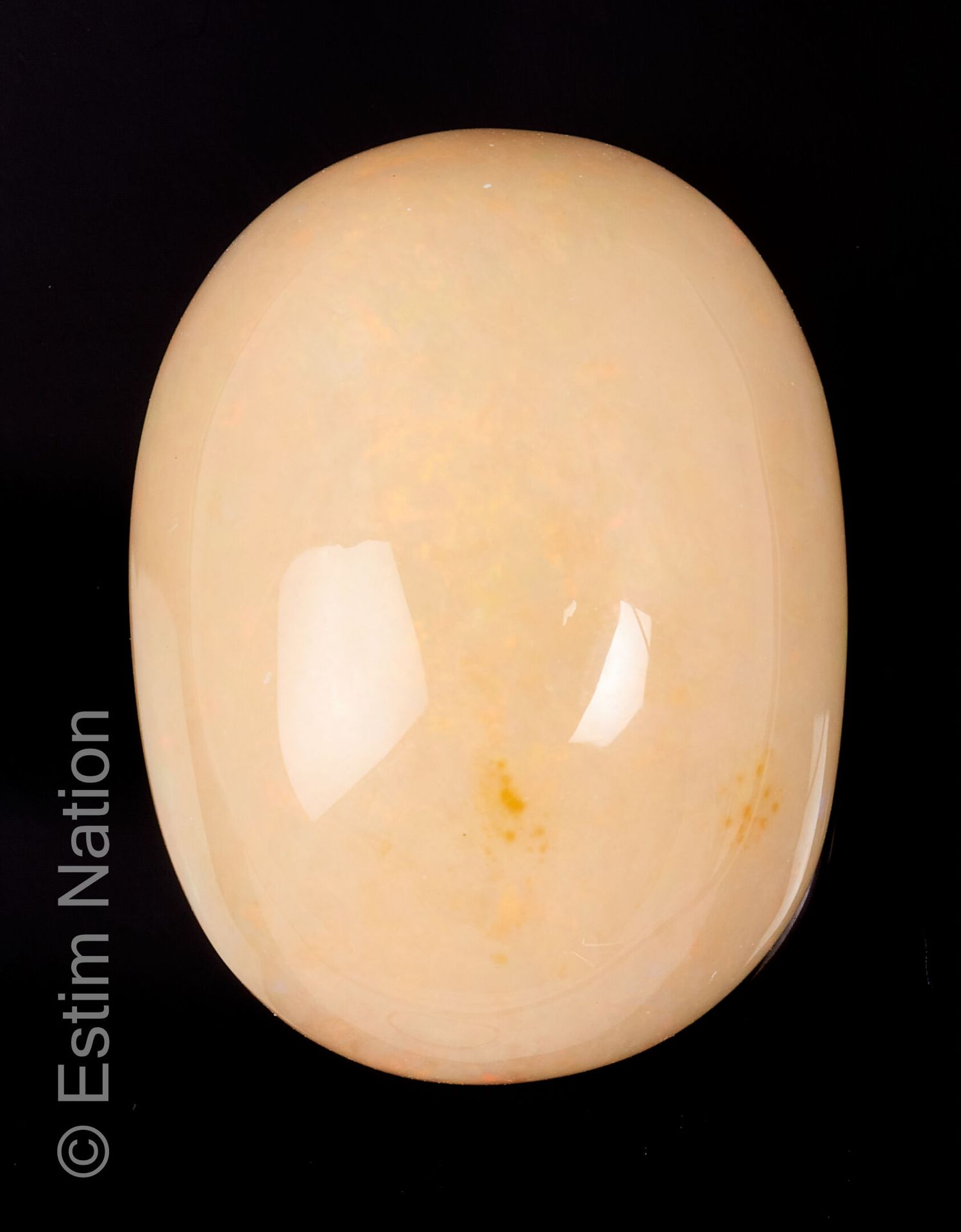 OPALE SUR PAPIER Ein ovaler "Welo"-Opal, der als Cabochon auf Papier geschliffen&hellip;