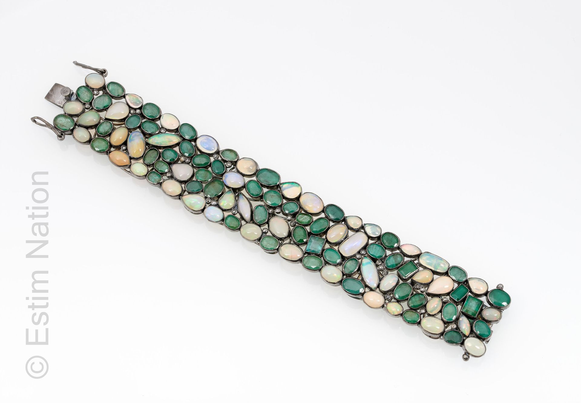 BRACELET ARGENT ÉMERAUDES ET OPALES 银带手镯（925千分之一），装饰有混合形式的祖母绿，与凸圆形切割的哈雷克蛋白石和小钻石玫&hellip;