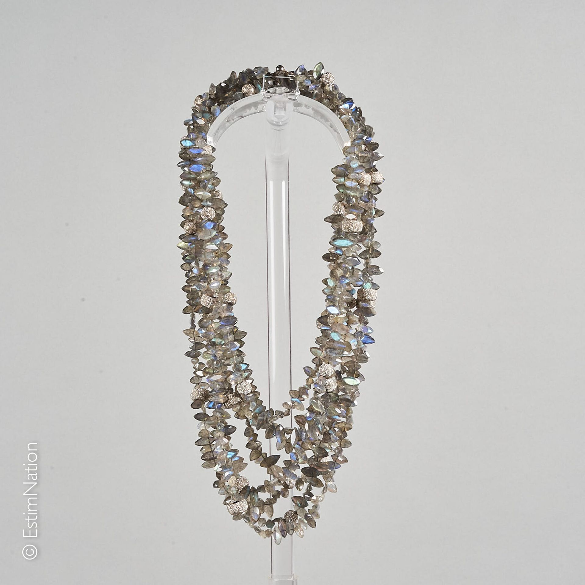 COLLIER DE LABARADORITE 由八排刻面的拉布拉多石珠子和锤子银珠子交替而成的重要项链。银色滑扣。 
长度：50厘米