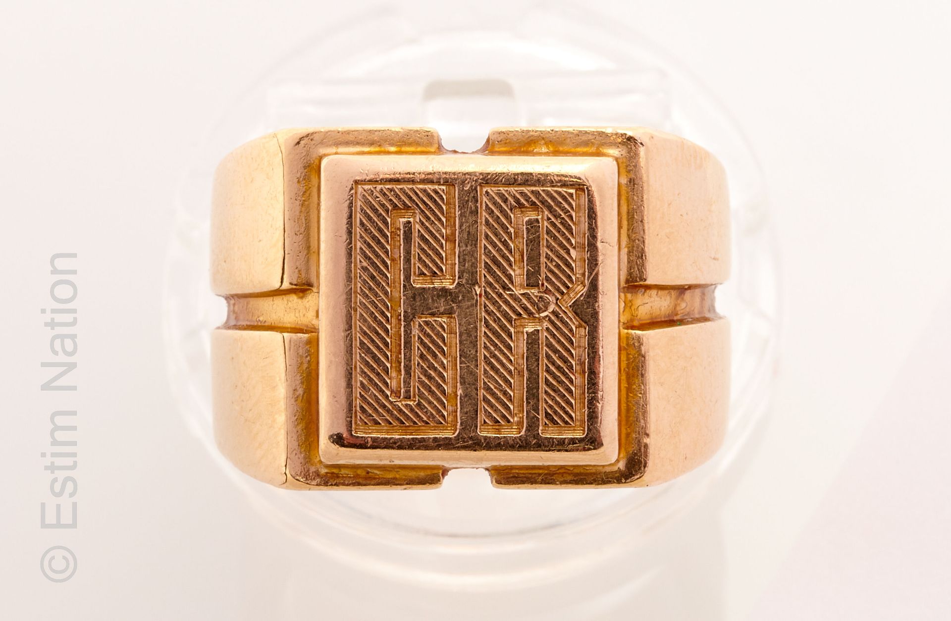BAGUE CHEVALIÈRE OR JAUNE 重要的18K黄金（千分之七十五）戒指，上面有字。转指：55。毛重：30,4克。